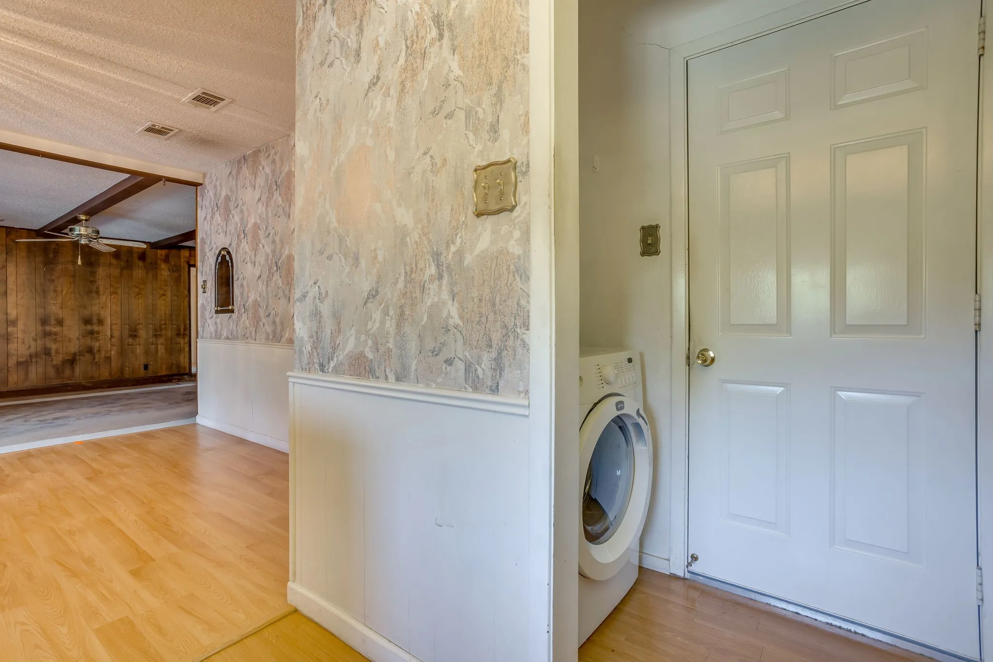 Single Family Residence For Sale in Tarrant County , 1312 Marlborough Drive, Fort Worth, Texas 76134, 3 Bedroom, 2 Bathroom, 2 Garage spaces, 1,880 Sqft, built in 1971, mls#21363942, Real Estate Agent in Fort Worth, Homes For Sale in Tarrant county, Homes For Sale in Fort Worth, Realtor in Fort Worth Texas, Real Estate Brokerage Independent Realty Texas, Luminita Cordes Realtor