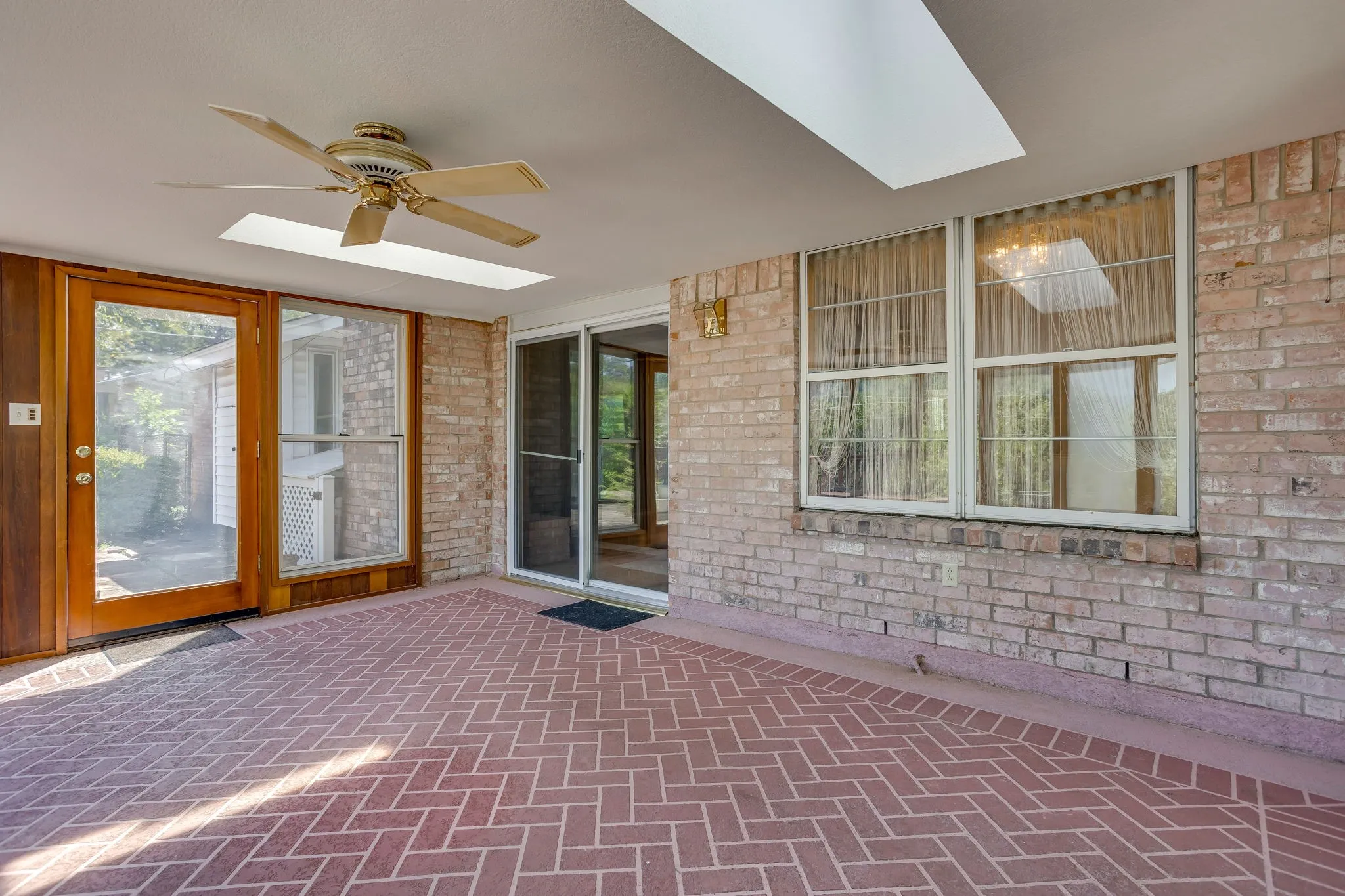 Single Family Residence For Sale in Tarrant County , 1312 Marlborough Drive, Fort Worth, Texas 76134, 3 Bedroom, 2 Bathroom, 2 Garage spaces, 1,880 Sqft, built in 1971, mls#21363942, Real Estate Agent in Fort Worth, Homes For Sale in Tarrant county, Homes For Sale in Fort Worth, Realtor in Fort Worth Texas, Real Estate Brokerage Independent Realty Texas, Luminita Cordes Realtor