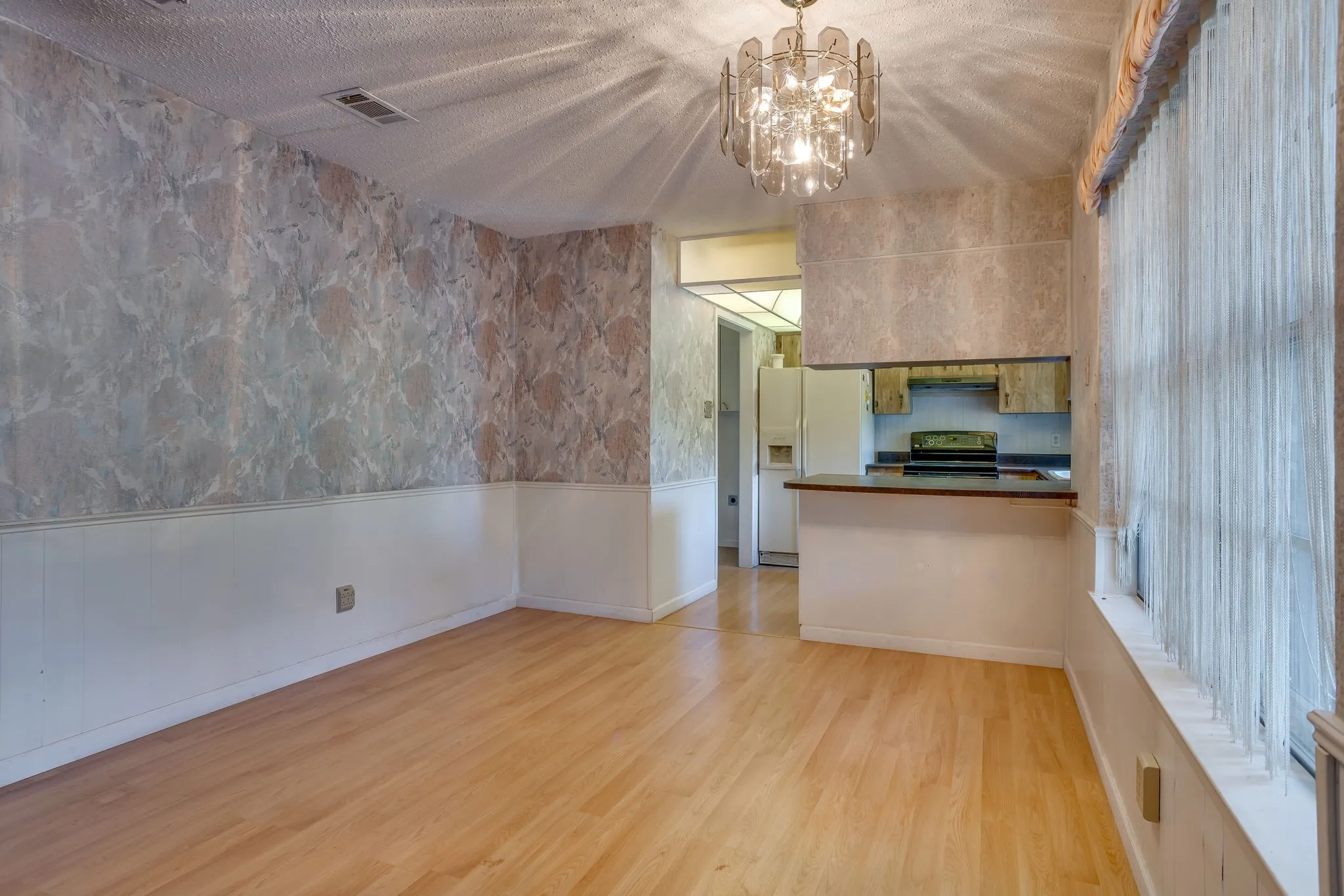 Single Family Residence For Sale in Tarrant County , 1312 Marlborough Drive, Fort Worth, Texas 76134, 3 Bedroom, 2 Bathroom, 2 Garage spaces, 1,880 Sqft, built in 1971, mls#21363942, Real Estate Agent in Fort Worth, Homes For Sale in Tarrant county, Homes For Sale in Fort Worth, Realtor in Fort Worth Texas, Real Estate Brokerage Independent Realty Texas, Luminita Cordes Realtor