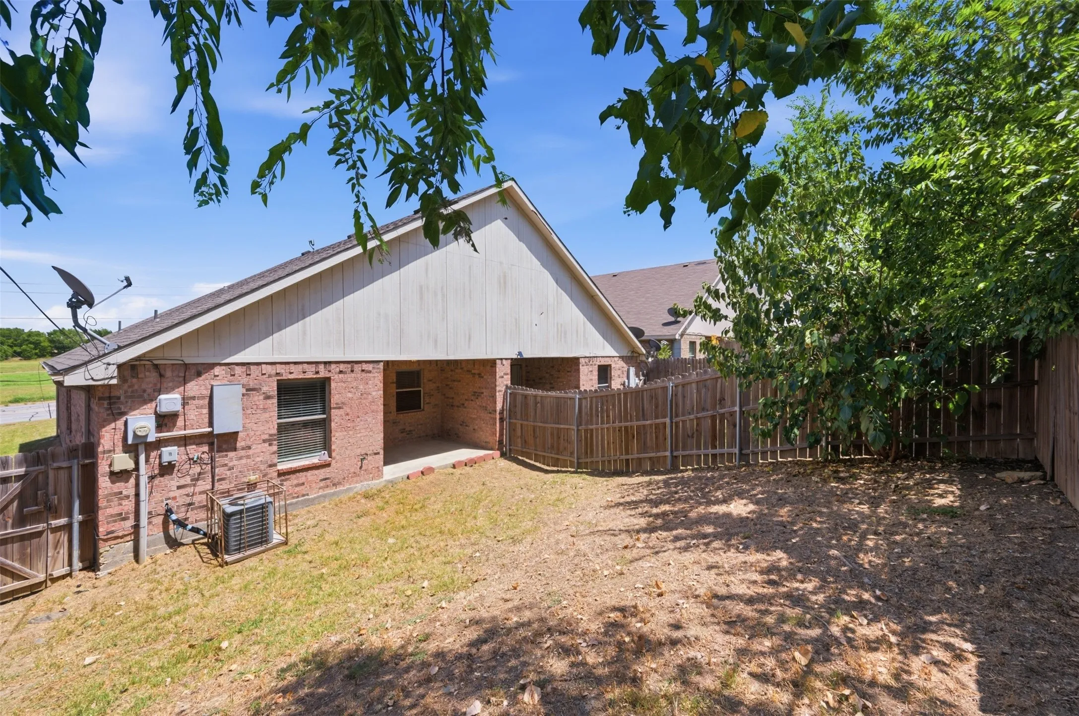 Duplex For Rent in Tarrant County , 3116 S Cherry Lane, Fort Worth, Texas 76116, 3 Bedroom, 2 Bathroom, 1 Garage spaces, 1,151 Sqft, built in 2006, mls#21364437, Real Estate Agent in Fort Worth, Homes For Rent in Tarrant county, Homes For Rent in Fort Worth, Realtor in Fort Worth Texas, Real Estate Brokerage Independent Realty Texas, Luminita Cordes Realtor