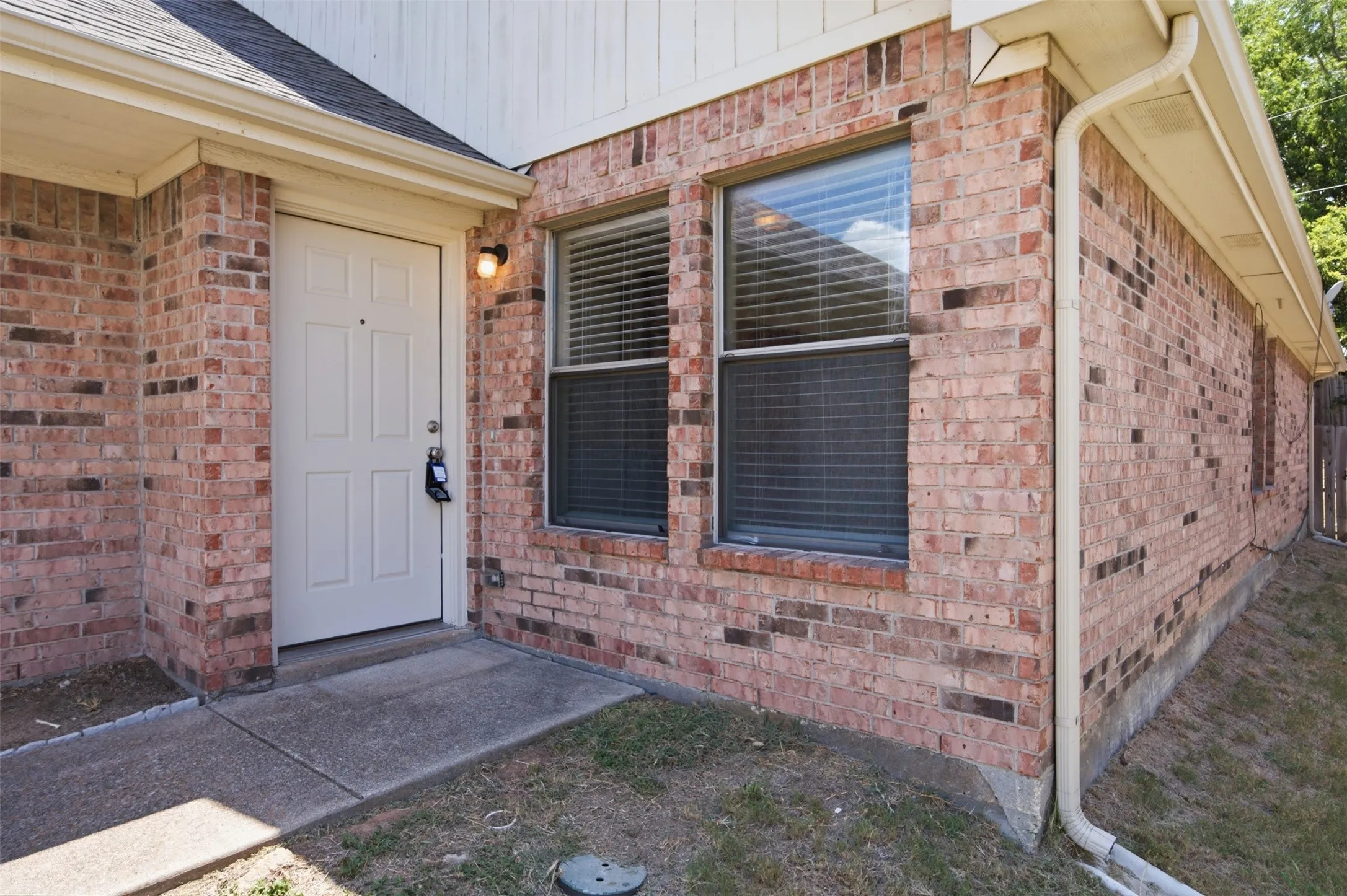 Duplex For Rent in Tarrant County , 3116 S Cherry Lane, Fort Worth, Texas 76116, 3 Bedroom, 2 Bathroom, 1 Garage spaces, 1,151 Sqft, built in 2006, mls#21364437, Real Estate Agent in Fort Worth, Homes For Rent in Tarrant county, Homes For Rent in Fort Worth, Realtor in Fort Worth Texas, Real Estate Brokerage Independent Realty Texas, Luminita Cordes Realtor