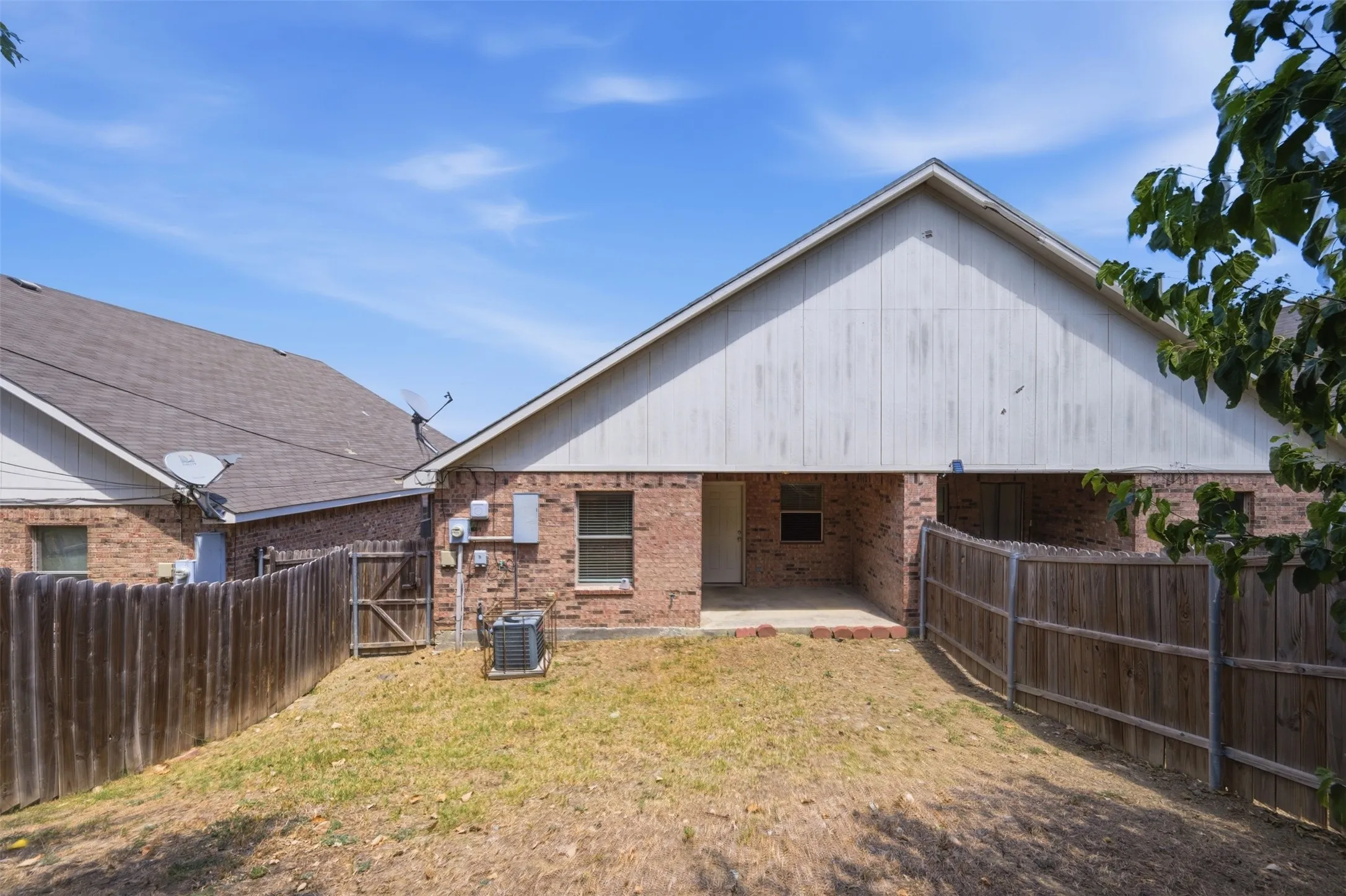 Duplex For Rent in Tarrant County , 3116 S Cherry Lane, Fort Worth, Texas 76116, 3 Bedroom, 2 Bathroom, 1 Garage spaces, 1,151 Sqft, built in 2006, mls#21364437, Real Estate Agent in Fort Worth, Homes For Rent in Tarrant county, Homes For Rent in Fort Worth, Realtor in Fort Worth Texas, Real Estate Brokerage Independent Realty Texas, Luminita Cordes Realtor