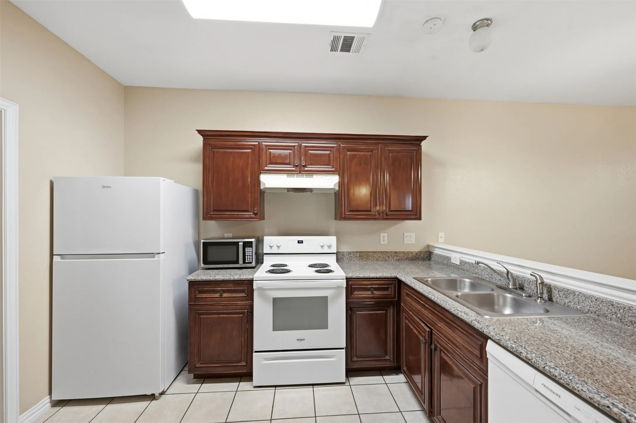 Duplex For Rent in Tarrant County , 3116 S Cherry Lane, Fort Worth, Texas 76116, 3 Bedroom, 2 Bathroom, 1 Garage spaces, 1,151 Sqft, built in 2006, mls#21364437, Real Estate Agent in Fort Worth, Homes For Rent in Tarrant county, Homes For Rent in Fort Worth, Realtor in Fort Worth Texas, Real Estate Brokerage Independent Realty Texas, Luminita Cordes Realtor
