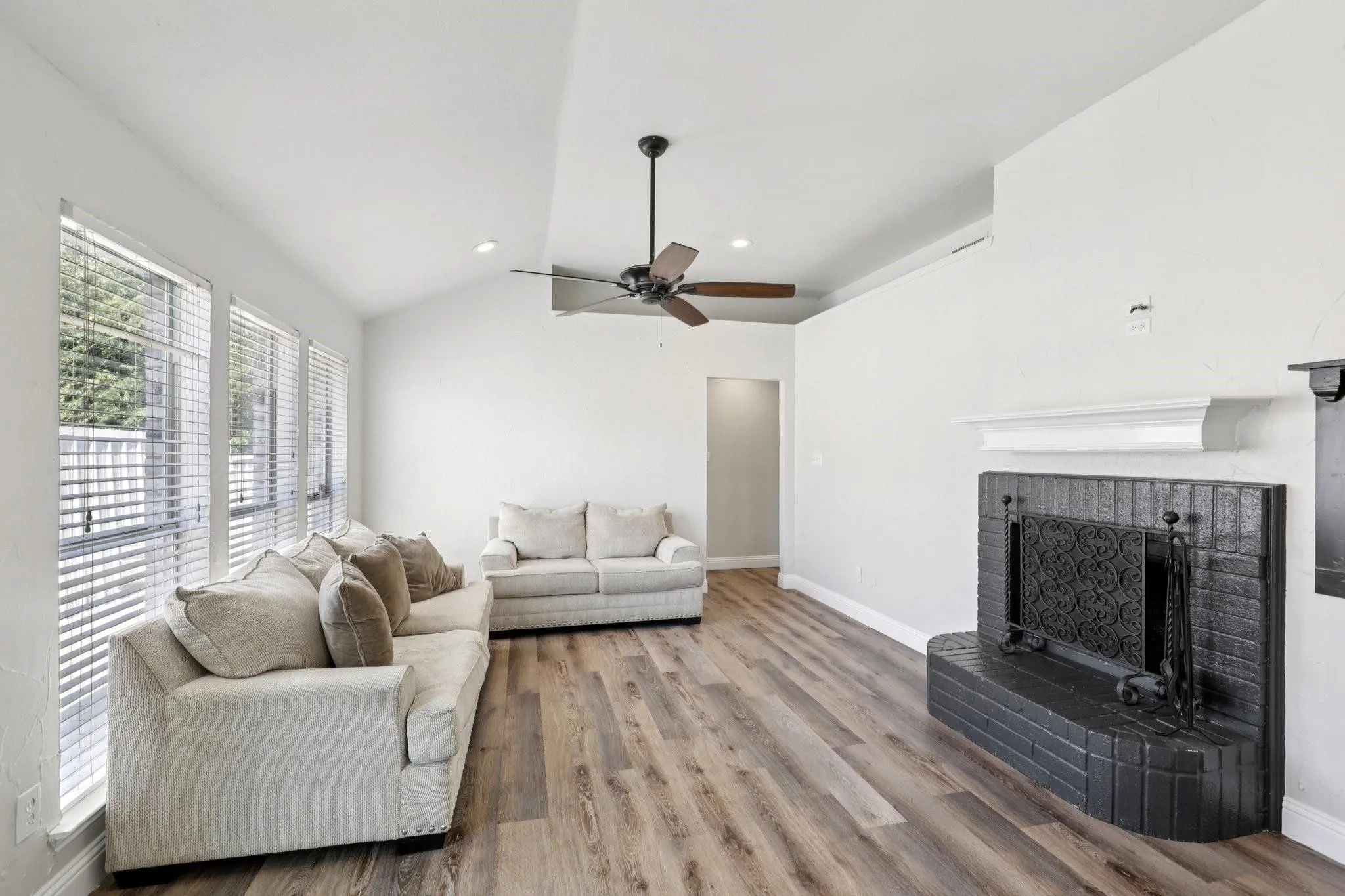 Single Family Residence For Sale in Tarrant County , 767 Deauville Circle E, Fort Worth, Texas 76108, 3 Bedroom, 2 Bathroom, 2 Garage spaces, 1,228 Sqft, built in 1999, mls#21366491, Real Estate Agent in Fort Worth, Homes For Sale in Tarrant county, Homes For Sale in Fort Worth, Realtor in Fort Worth Texas, Real Estate Brokerage Independent Realty Texas, Luminita Cordes Realtor
