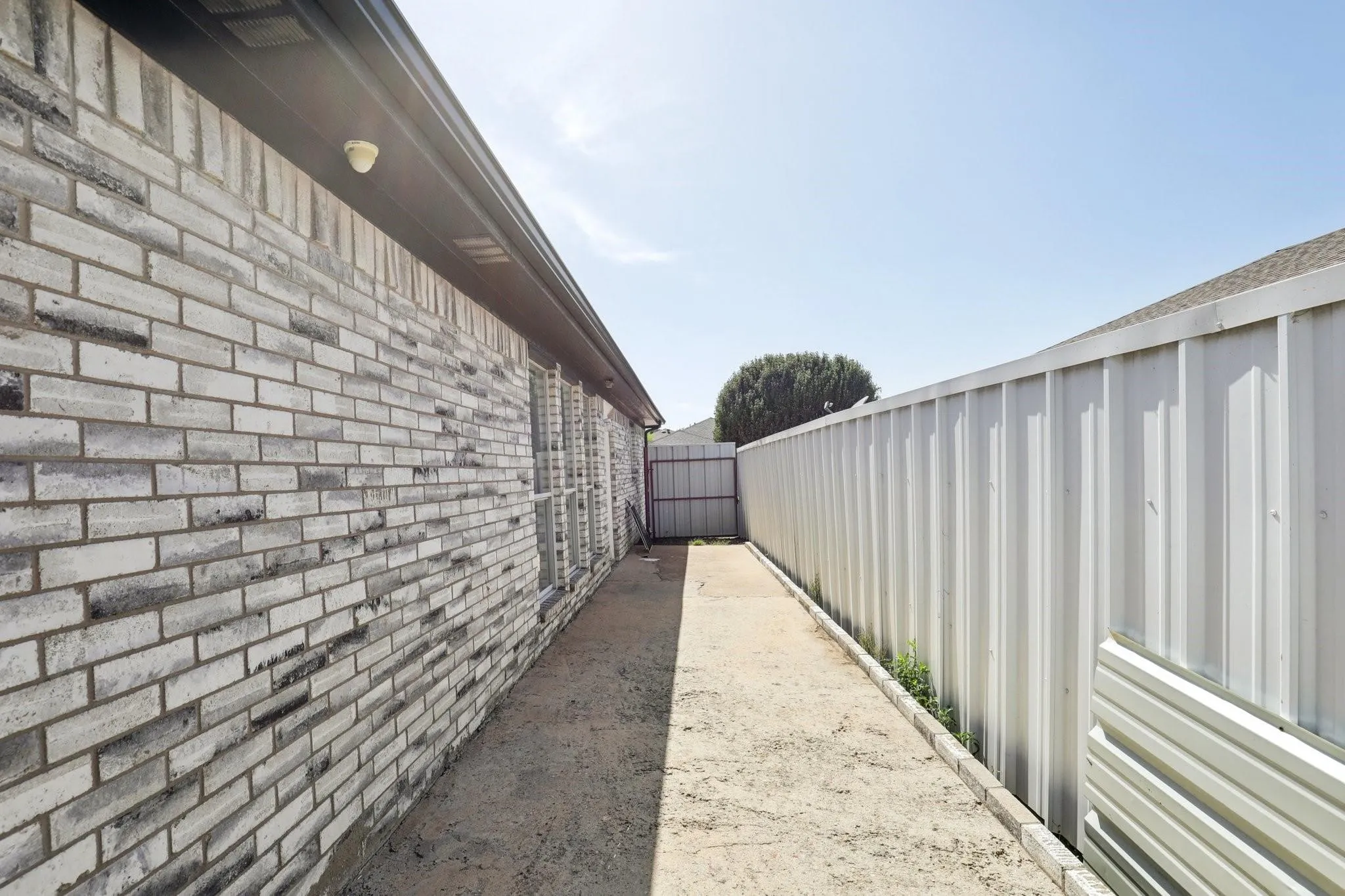 Single Family Residence For Sale in Tarrant County , 767 Deauville Circle E, Fort Worth, Texas 76108, 3 Bedroom, 2 Bathroom, 2 Garage spaces, 1,228 Sqft, built in 1999, mls#21366491, Real Estate Agent in Fort Worth, Homes For Sale in Tarrant county, Homes For Sale in Fort Worth, Realtor in Fort Worth Texas, Real Estate Brokerage Independent Realty Texas, Luminita Cordes Realtor