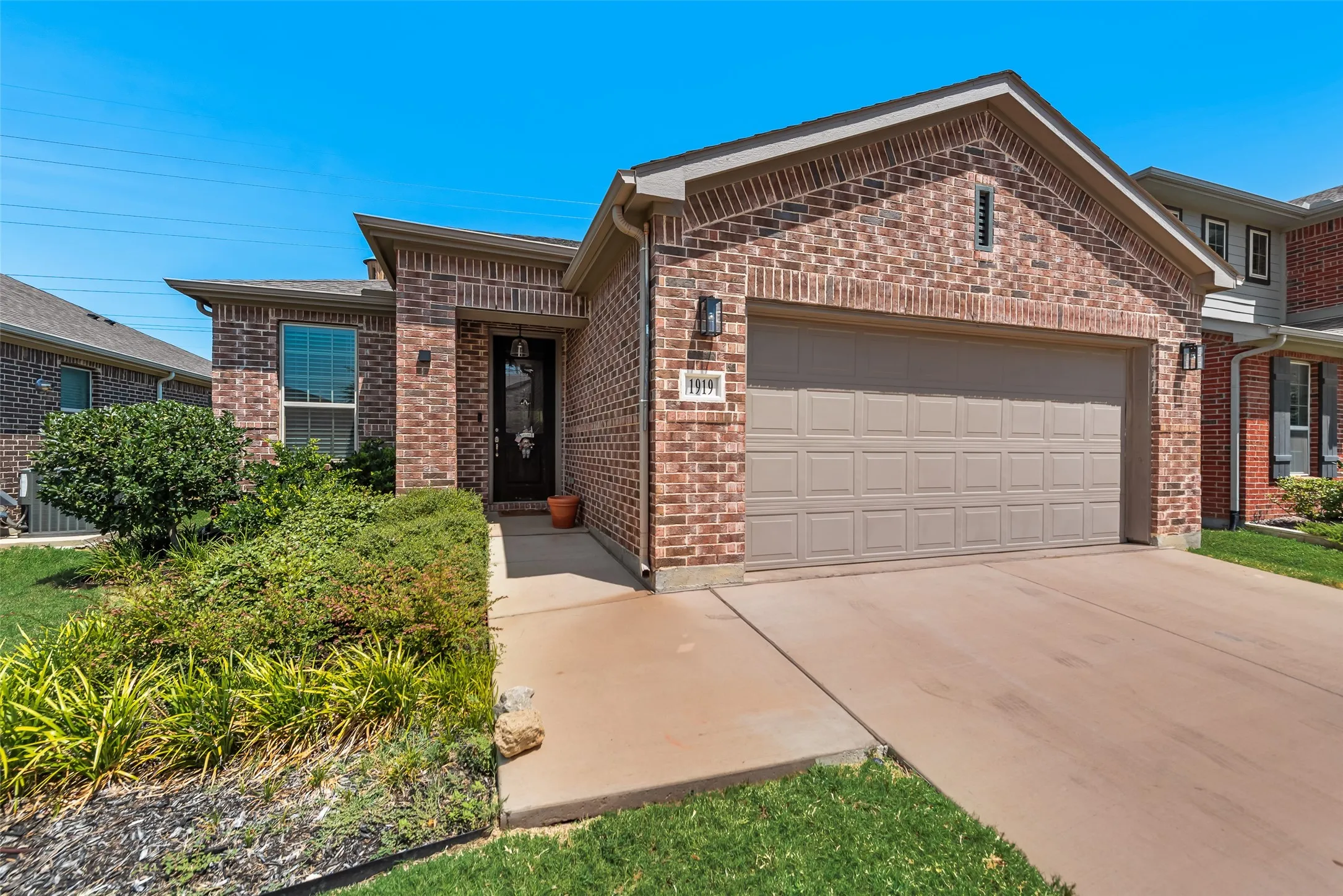Single Family Residence For Rent in Dallas County , 1919 Livingston Road, Irving, Texas 75062, 3 Bedroom, 2 Bathroom, 2 Garage spaces, 1,588 Sqft, built in 2018, mls#21365719, Real Estate Agent in Irving, Homes For Rent in Dallas county, Homes For Rent in Irving, Realtor in Irving Texas, Real Estate Brokerage Independent Realty Texas, Luminita Cordes Realtor