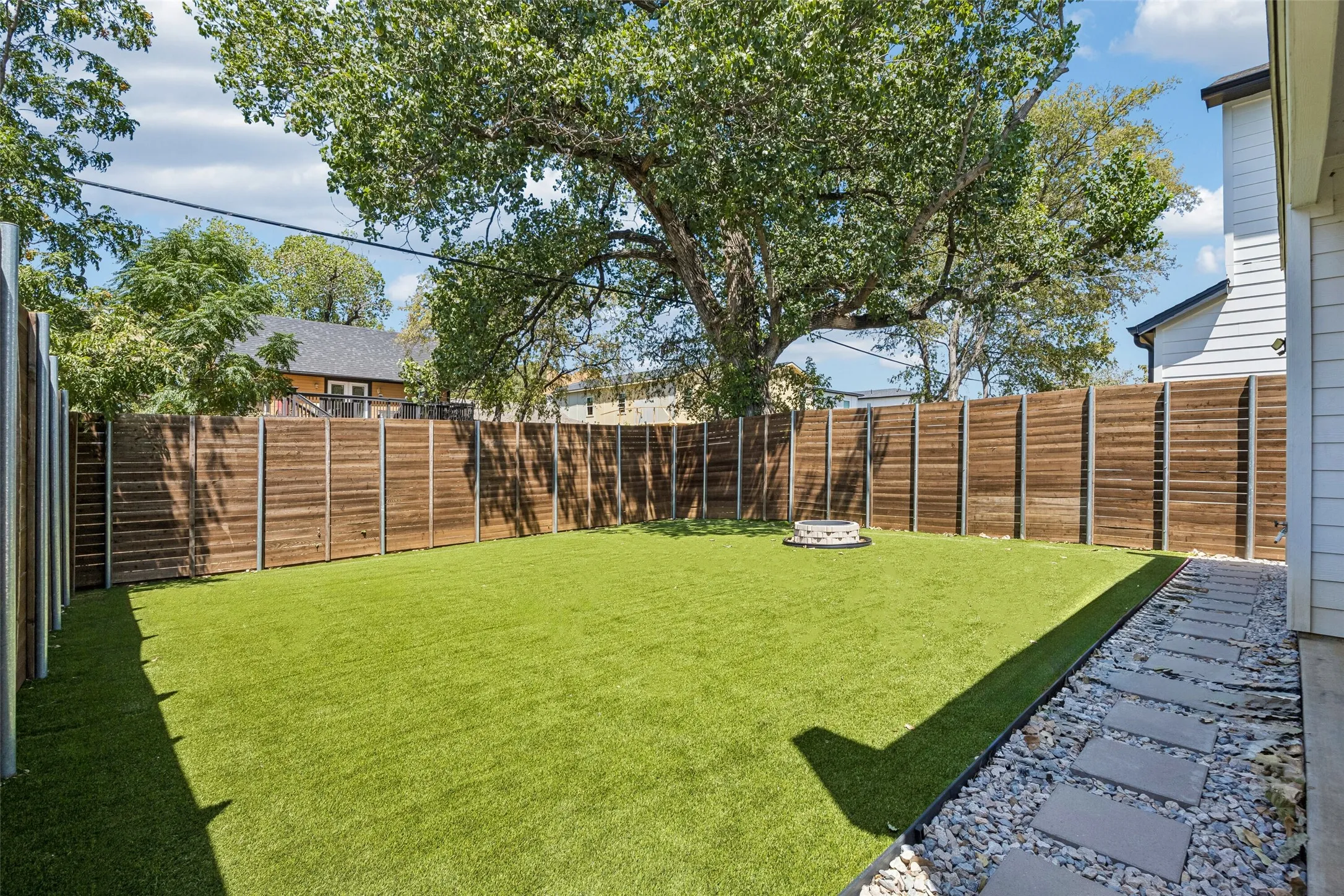 Single Family Residence For Rent in Dallas County , 1955 Leath Street, Dallas, Texas 75212, 4 Bedroom, 3 Bathroom, 2 Garage spaces, 2,614 Sqft, built in 2022, mls#21361980, Real Estate Agent in Dallas, Homes For Rent in Dallas county, Homes For Rent in Dallas, Realtor in Dallas Texas, Real Estate Brokerage Independent Realty Texas, Luminita Cordes Realtor