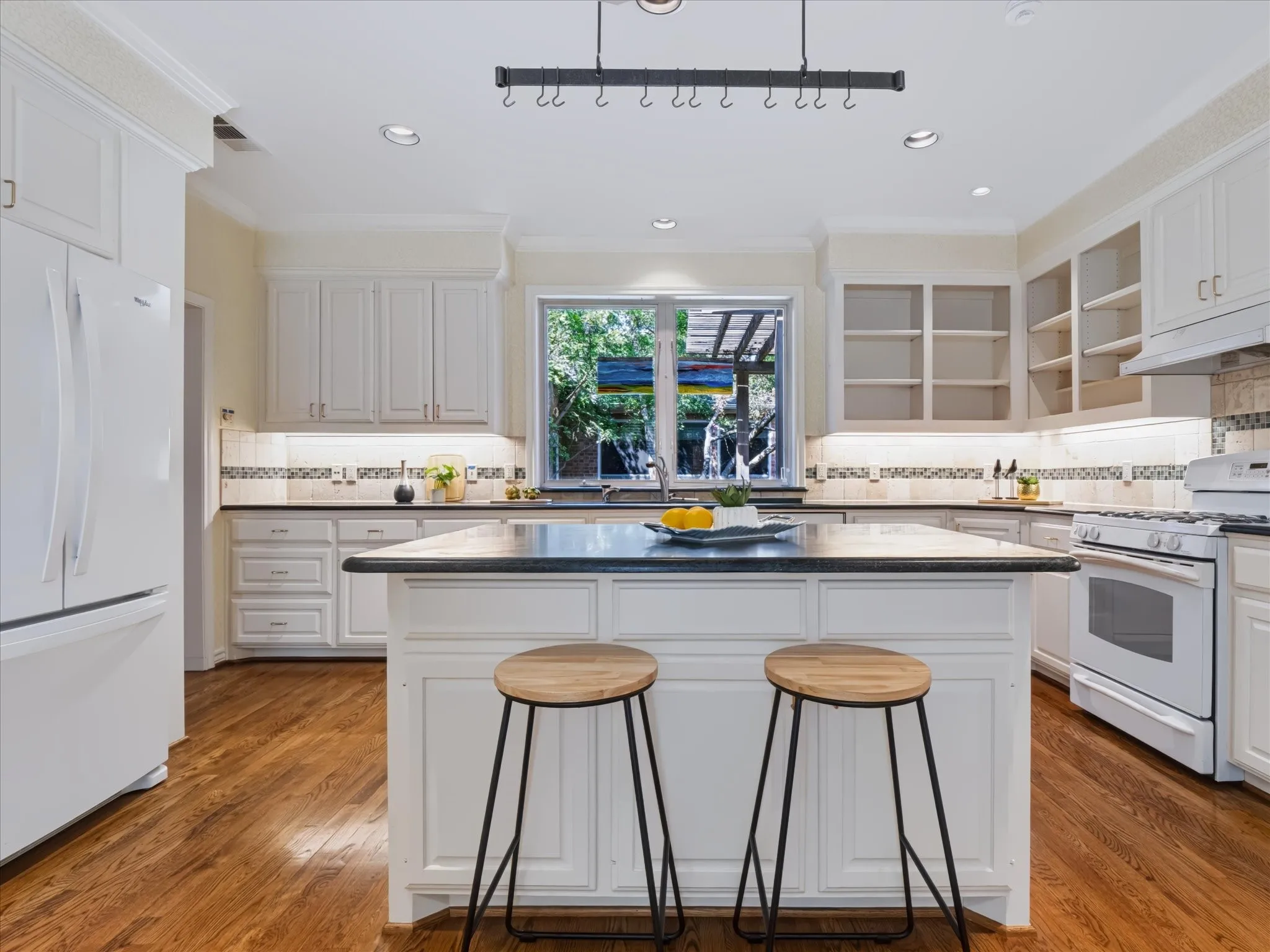 Single Family Residence For Sale in Dallas County , 2708 Rosedale Avenue, University Park, Texas 75205, 4 Bedroom, 3 Bathroom, 2 Garage spaces, 3,376 Sqft, built in 1994, mls#21327950, Real Estate Agent in University Park, Homes For Sale in Dallas county, Homes For Sale in University Park, Realtor in University Park Texas, Real Estate Brokerage Independent Realty Texas, Luminita Cordes Realtor