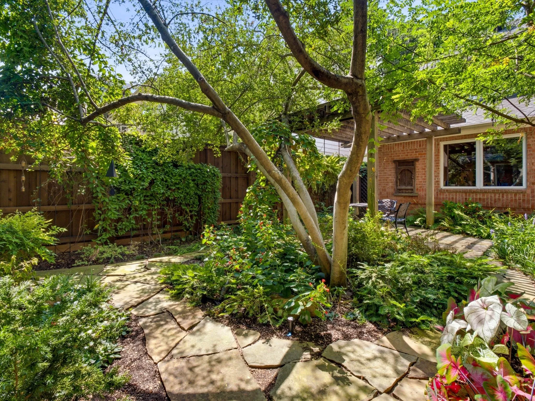 Single Family Residence For Sale in Dallas County , 2708 Rosedale Avenue, University Park, Texas 75205, 4 Bedroom, 3 Bathroom, 2 Garage spaces, 3,376 Sqft, built in 1994, mls#21327950, Real Estate Agent in University Park, Homes For Sale in Dallas county, Homes For Sale in University Park, Realtor in University Park Texas, Real Estate Brokerage Independent Realty Texas, Luminita Cordes Realtor