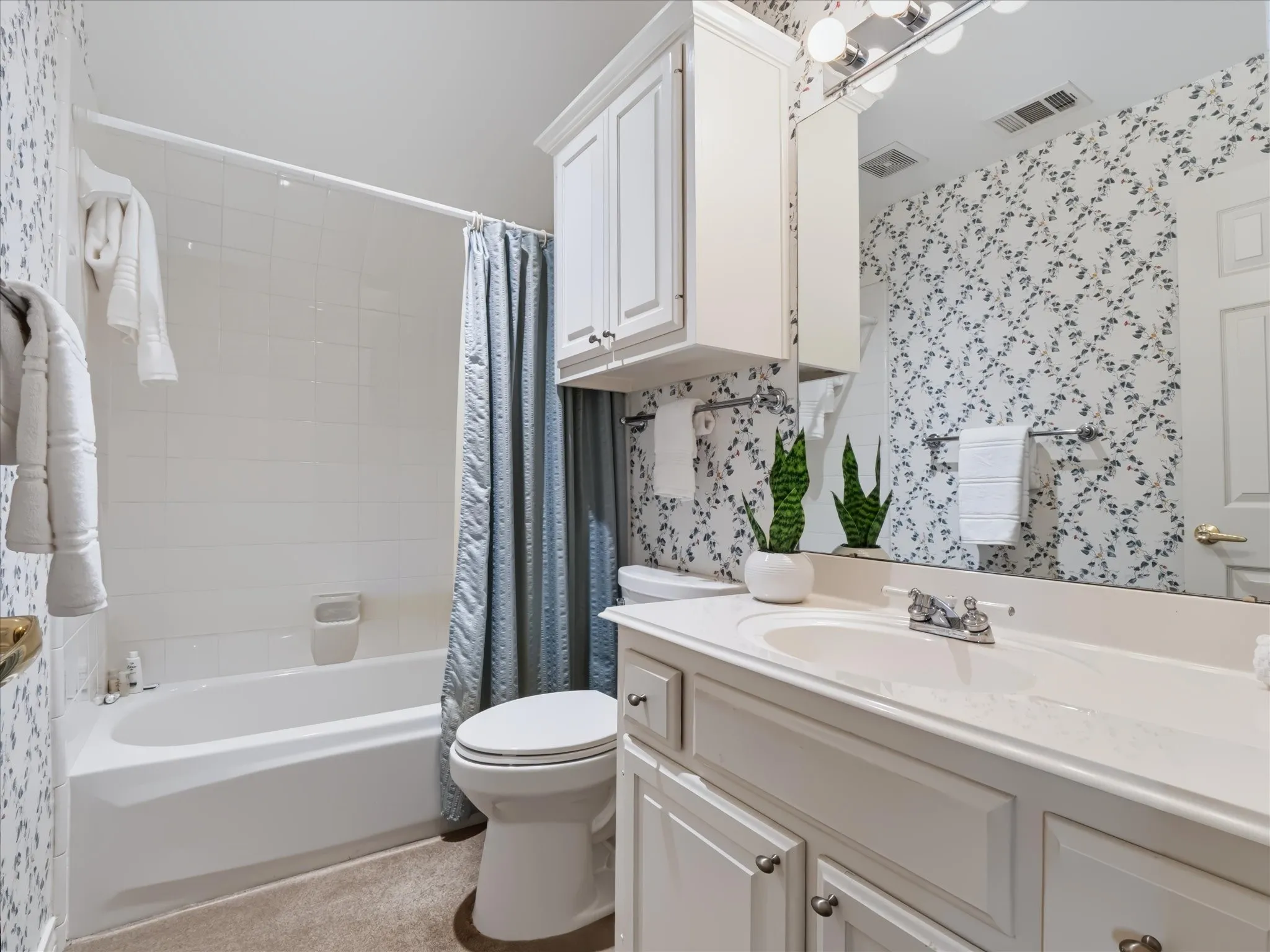 Single Family Residence For Sale in Dallas County , 2708 Rosedale Avenue, University Park, Texas 75205, 4 Bedroom, 3 Bathroom, 2 Garage spaces, 3,376 Sqft, built in 1994, mls#21327950, Real Estate Agent in University Park, Homes For Sale in Dallas county, Homes For Sale in University Park, Realtor in University Park Texas, Real Estate Brokerage Independent Realty Texas, Luminita Cordes Realtor