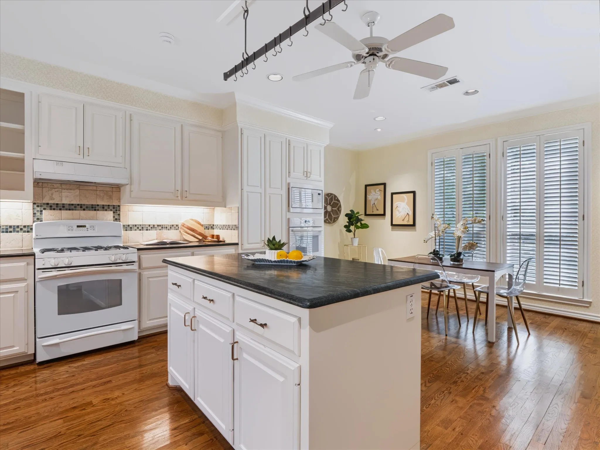 Single Family Residence For Sale in Dallas County , 2708 Rosedale Avenue, University Park, Texas 75205, 4 Bedroom, 3 Bathroom, 2 Garage spaces, 3,376 Sqft, built in 1994, mls#21327950, Real Estate Agent in University Park, Homes For Sale in Dallas county, Homes For Sale in University Park, Realtor in University Park Texas, Real Estate Brokerage Independent Realty Texas, Luminita Cordes Realtor