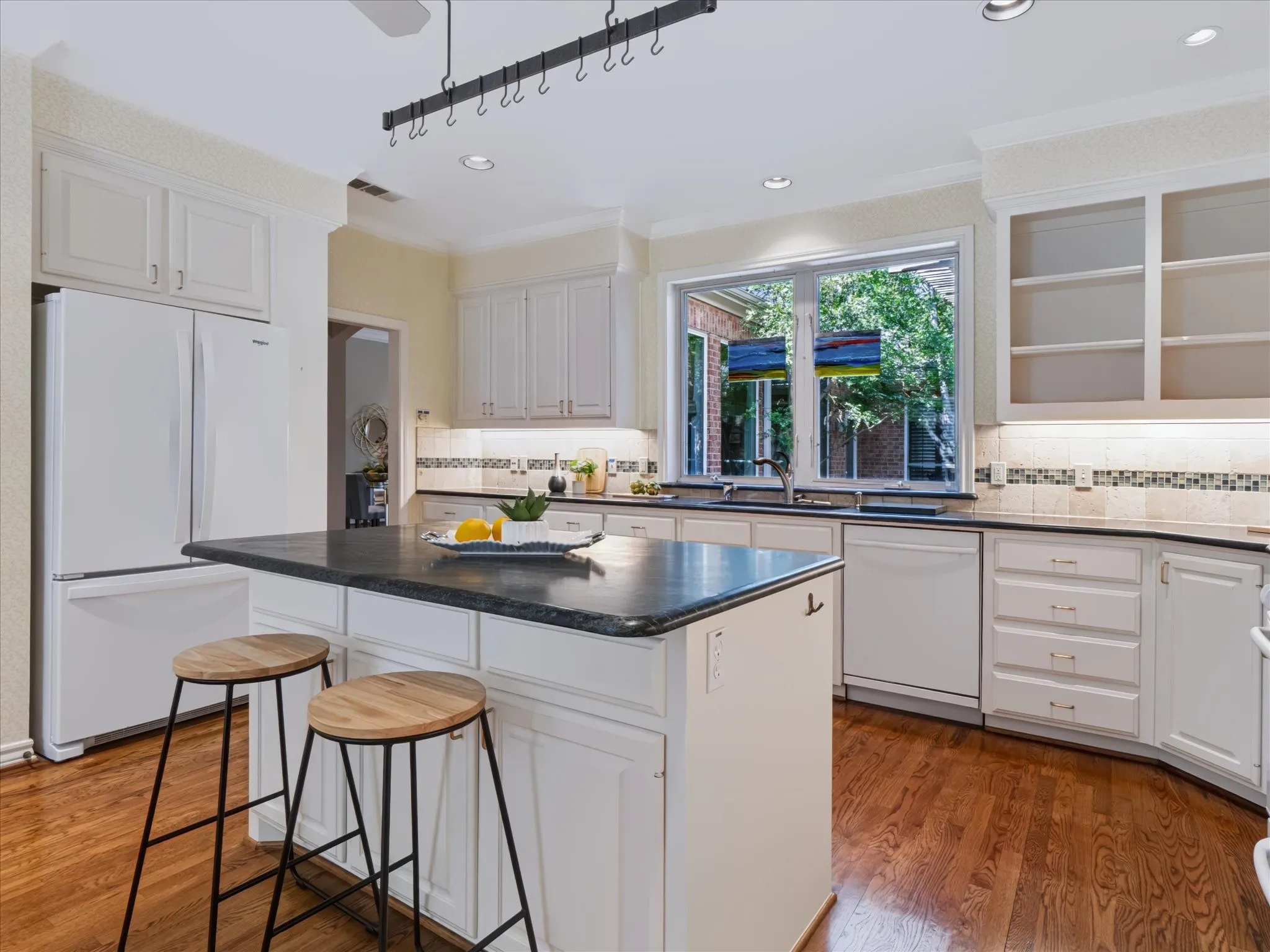 Single Family Residence For Sale in Dallas County , 2708 Rosedale Avenue, University Park, Texas 75205, 4 Bedroom, 3 Bathroom, 2 Garage spaces, 3,376 Sqft, built in 1994, mls#21327950, Real Estate Agent in University Park, Homes For Sale in Dallas county, Homes For Sale in University Park, Realtor in University Park Texas, Real Estate Brokerage Independent Realty Texas, Luminita Cordes Realtor