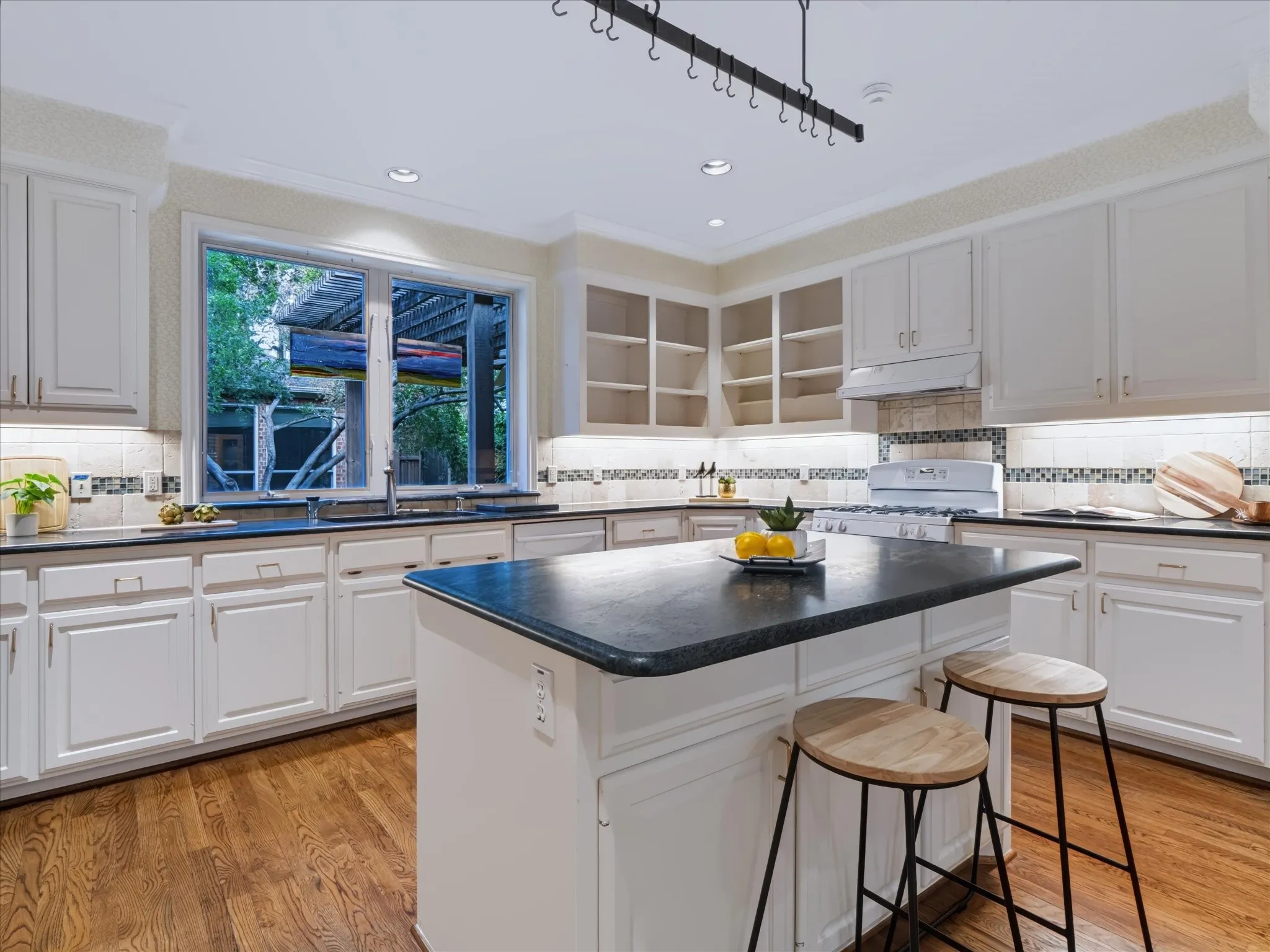 Single Family Residence For Sale in Dallas County , 2708 Rosedale Avenue, University Park, Texas 75205, 4 Bedroom, 3 Bathroom, 2 Garage spaces, 3,376 Sqft, built in 1994, mls#21327950, Real Estate Agent in University Park, Homes For Sale in Dallas county, Homes For Sale in University Park, Realtor in University Park Texas, Real Estate Brokerage Independent Realty Texas, Luminita Cordes Realtor