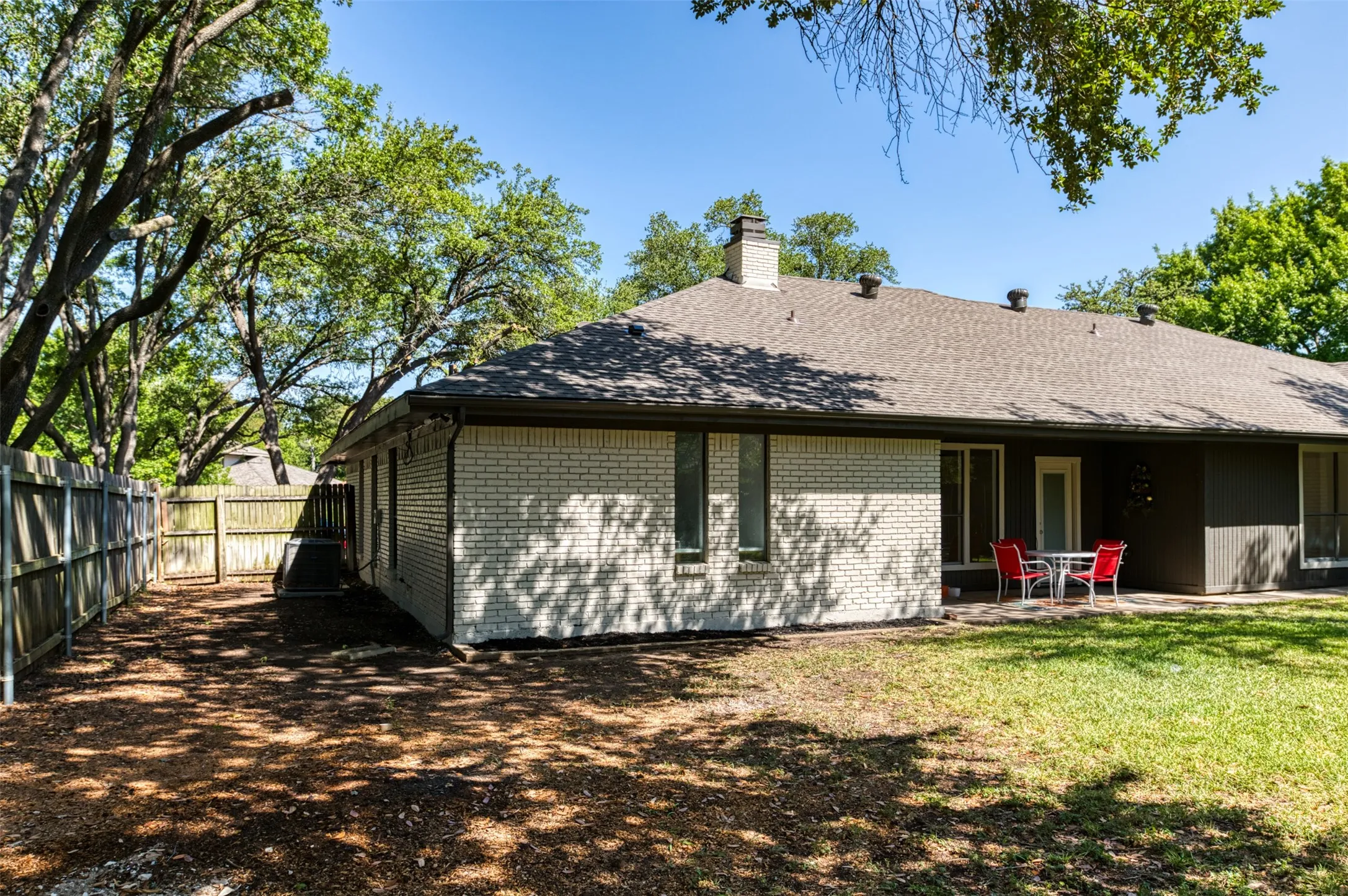 Single Family Residence For Sale in Tarrant County , 6851 Shorecrest Court, Fort Worth, Texas 76132, 4 Bedroom, 3 Bathroom, 2 Garage spaces, 2,849 Sqft, built in 1978, mls#21356265, Real Estate Agent in Fort Worth, Homes For Sale in Tarrant county, Homes For Sale in Fort Worth, Realtor in Fort Worth Texas, Real Estate Brokerage Independent Realty Texas, Luminita Cordes Realtor