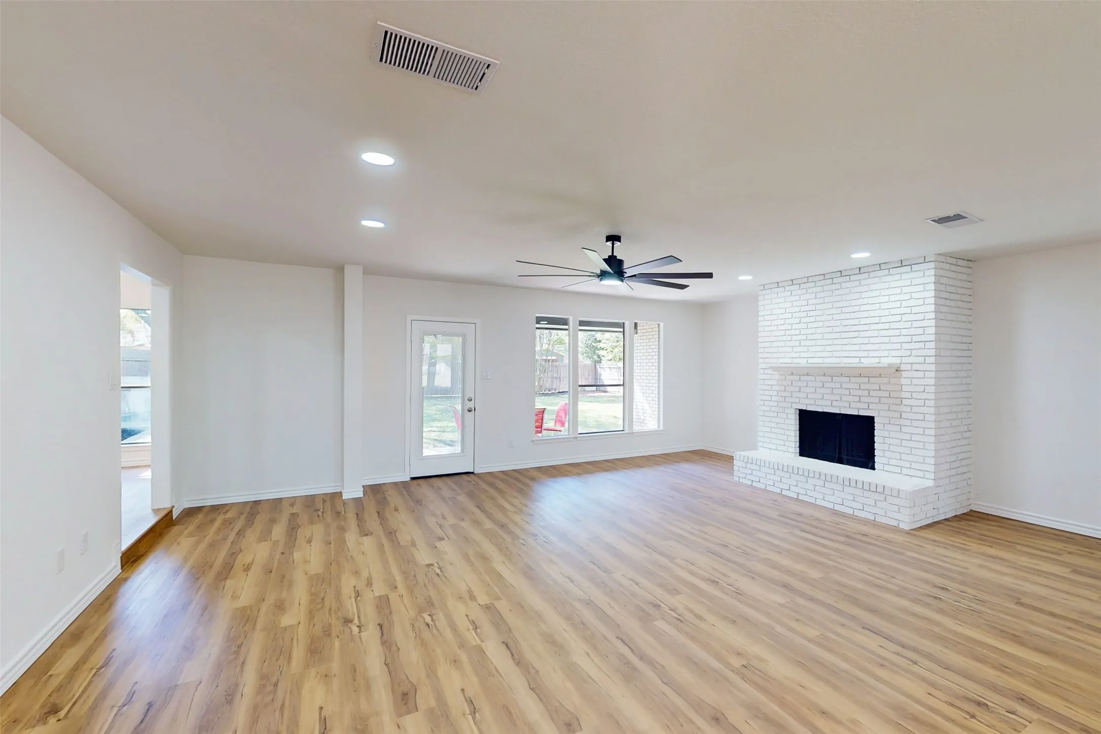 Single Family Residence For Sale in Tarrant County , 6851 Shorecrest Court, Fort Worth, Texas 76132, 4 Bedroom, 3 Bathroom, 2 Garage spaces, 2,849 Sqft, built in 1978, mls#21356265, Real Estate Agent in Fort Worth, Homes For Sale in Tarrant county, Homes For Sale in Fort Worth, Realtor in Fort Worth Texas, Real Estate Brokerage Independent Realty Texas, Luminita Cordes Realtor