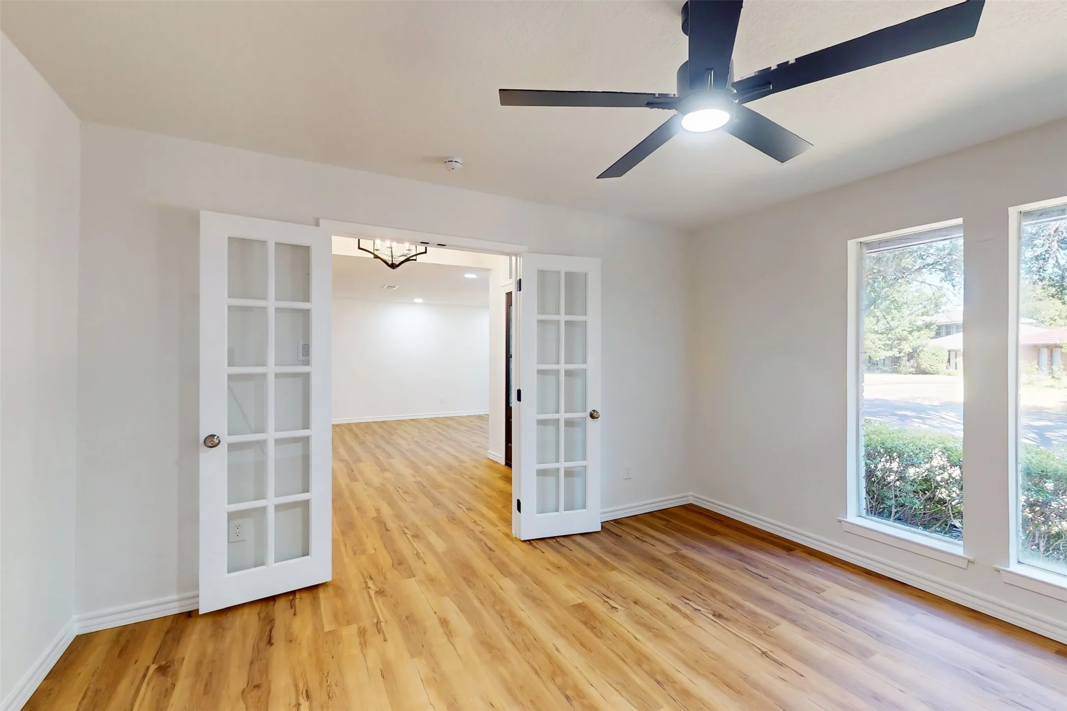 Single Family Residence For Sale in Tarrant County , 6851 Shorecrest Court, Fort Worth, Texas 76132, 4 Bedroom, 3 Bathroom, 2 Garage spaces, 2,849 Sqft, built in 1978, mls#21356265, Real Estate Agent in Fort Worth, Homes For Sale in Tarrant county, Homes For Sale in Fort Worth, Realtor in Fort Worth Texas, Real Estate Brokerage Independent Realty Texas, Luminita Cordes Realtor