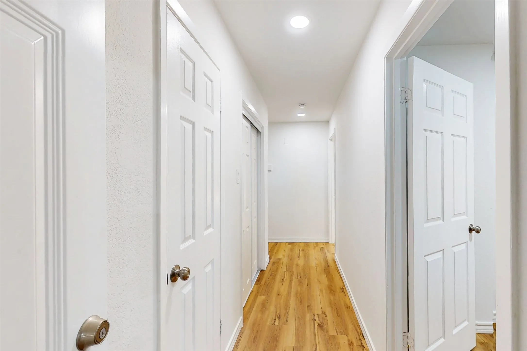 Single Family Residence For Sale in Tarrant County , 6851 Shorecrest Court, Fort Worth, Texas 76132, 4 Bedroom, 3 Bathroom, 2 Garage spaces, 2,849 Sqft, built in 1978, mls#21356265, Real Estate Agent in Fort Worth, Homes For Sale in Tarrant county, Homes For Sale in Fort Worth, Realtor in Fort Worth Texas, Real Estate Brokerage Independent Realty Texas, Luminita Cordes Realtor