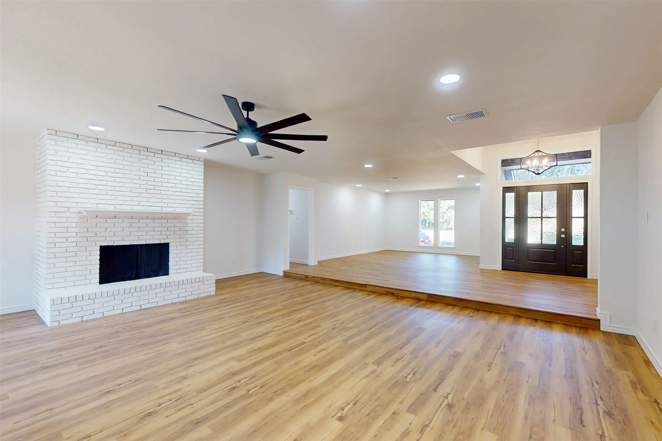 Single Family Residence For Sale in Tarrant County , 6851 Shorecrest Court, Fort Worth, Texas 76132, 4 Bedroom, 3 Bathroom, 2 Garage spaces, 2,849 Sqft, built in 1978, mls#21356265, Real Estate Agent in Fort Worth, Homes For Sale in Tarrant county, Homes For Sale in Fort Worth, Realtor in Fort Worth Texas, Real Estate Brokerage Independent Realty Texas, Luminita Cordes Realtor