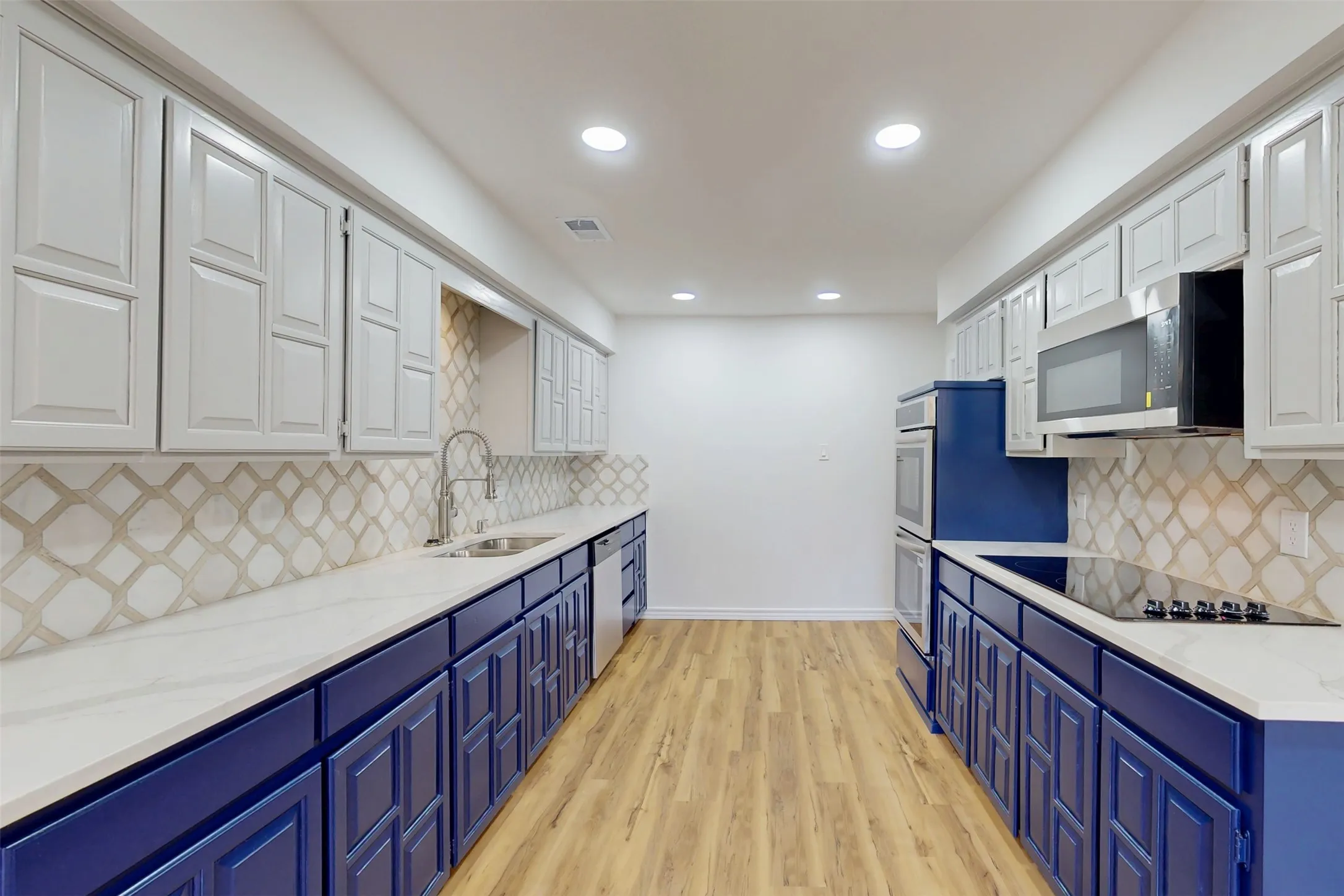 Single Family Residence For Sale in Tarrant County , 6851 Shorecrest Court, Fort Worth, Texas 76132, 4 Bedroom, 3 Bathroom, 2 Garage spaces, 2,849 Sqft, built in 1978, mls#21356265, Real Estate Agent in Fort Worth, Homes For Sale in Tarrant county, Homes For Sale in Fort Worth, Realtor in Fort Worth Texas, Real Estate Brokerage Independent Realty Texas, Luminita Cordes Realtor