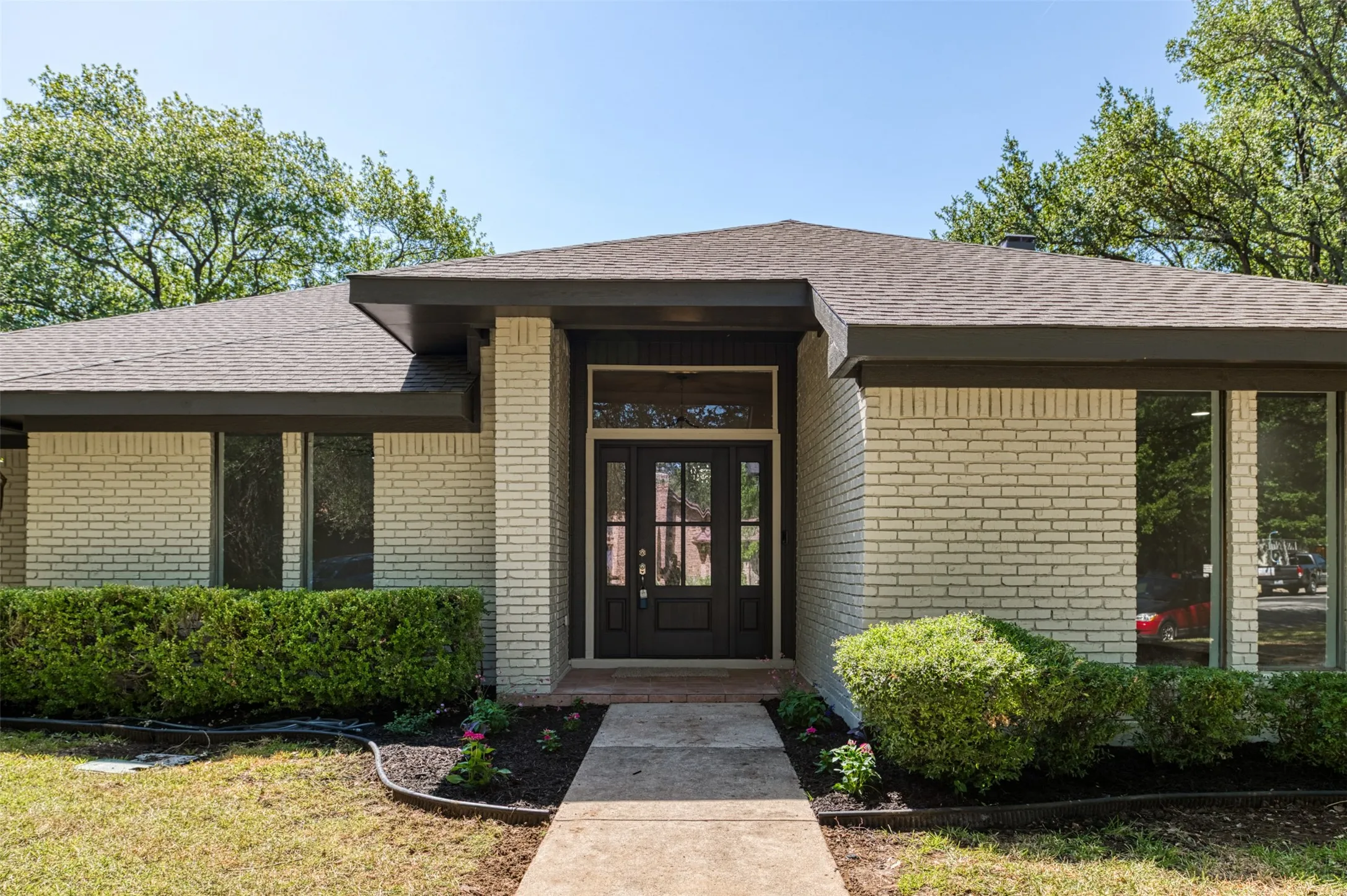 Single Family Residence For Sale in Tarrant County , 6851 Shorecrest Court, Fort Worth, Texas 76132, 4 Bedroom, 3 Bathroom, 2 Garage spaces, 2,849 Sqft, built in 1978, mls#21356265, Real Estate Agent in Fort Worth, Homes For Sale in Tarrant county, Homes For Sale in Fort Worth, Realtor in Fort Worth Texas, Real Estate Brokerage Independent Realty Texas, Luminita Cordes Realtor