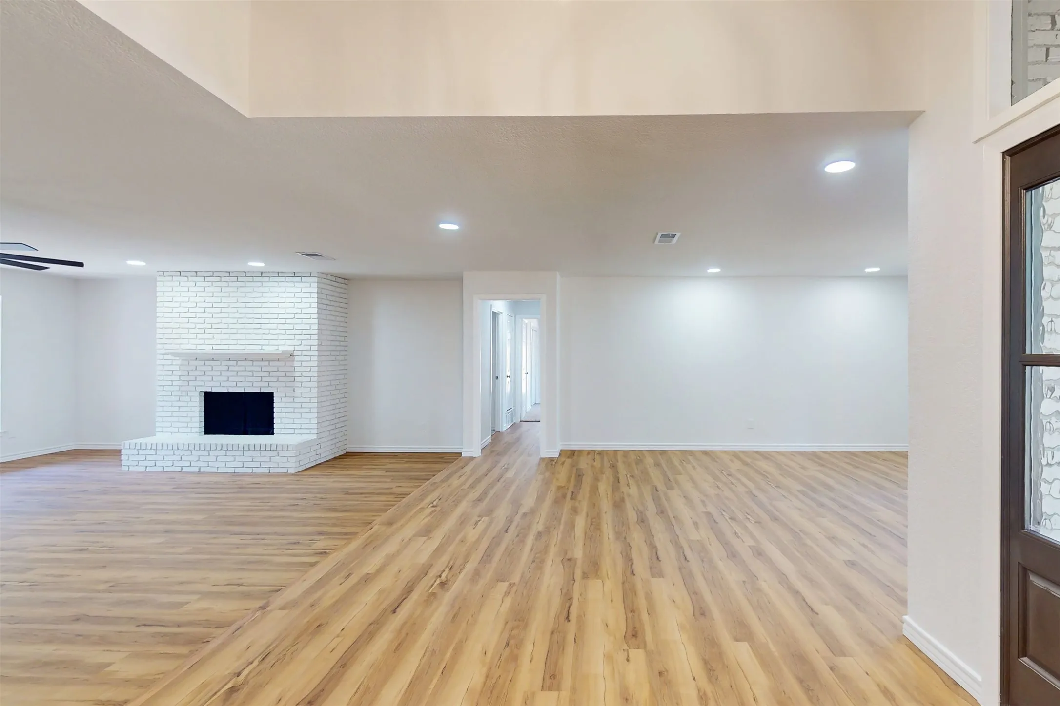 Single Family Residence For Sale in Tarrant County , 6851 Shorecrest Court, Fort Worth, Texas 76132, 4 Bedroom, 3 Bathroom, 2 Garage spaces, 2,849 Sqft, built in 1978, mls#21356265, Real Estate Agent in Fort Worth, Homes For Sale in Tarrant county, Homes For Sale in Fort Worth, Realtor in Fort Worth Texas, Real Estate Brokerage Independent Realty Texas, Luminita Cordes Realtor