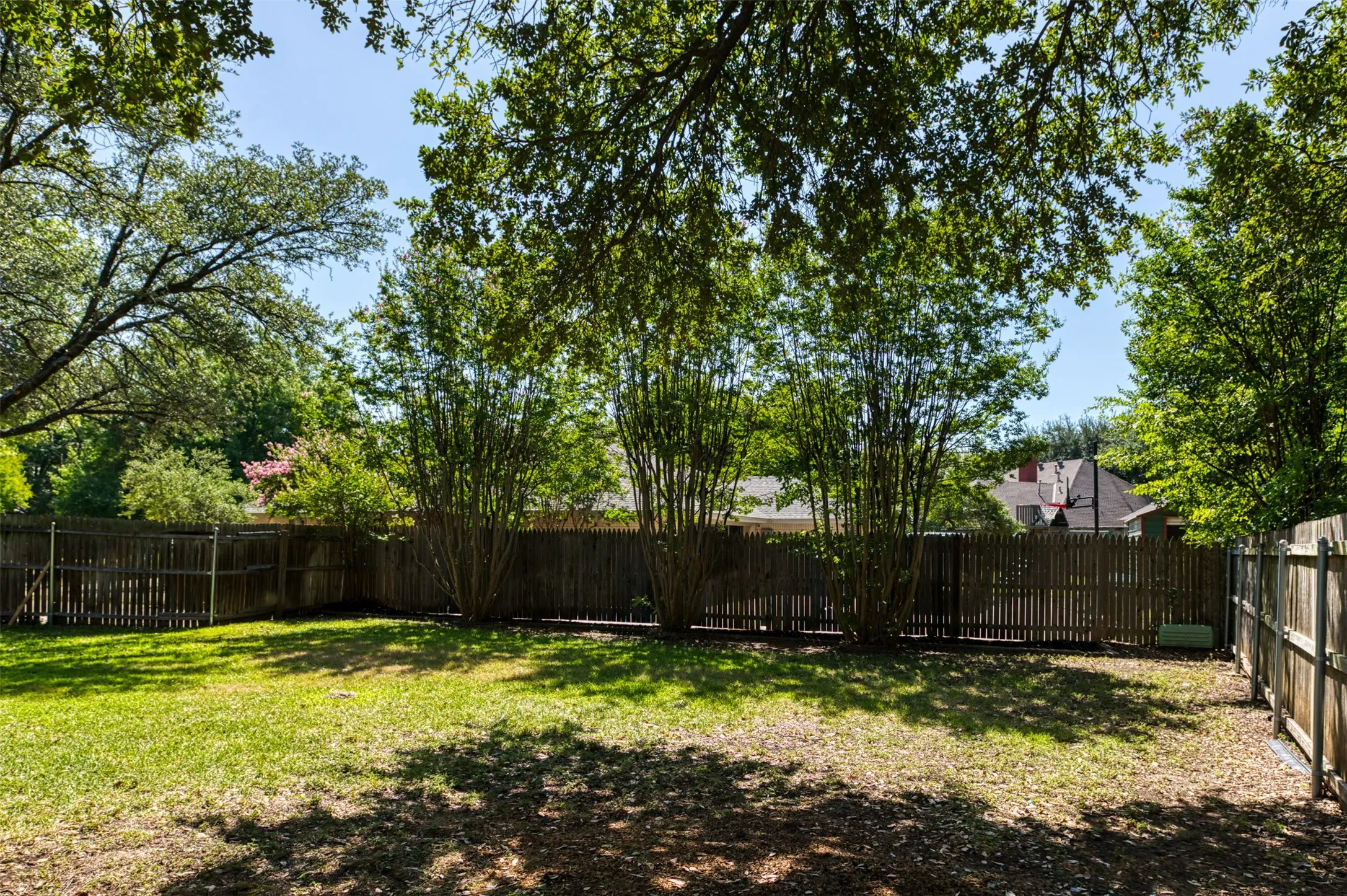 Single Family Residence For Sale in Tarrant County , 6851 Shorecrest Court, Fort Worth, Texas 76132, 4 Bedroom, 3 Bathroom, 2 Garage spaces, 2,849 Sqft, built in 1978, mls#21356265, Real Estate Agent in Fort Worth, Homes For Sale in Tarrant county, Homes For Sale in Fort Worth, Realtor in Fort Worth Texas, Real Estate Brokerage Independent Realty Texas, Luminita Cordes Realtor