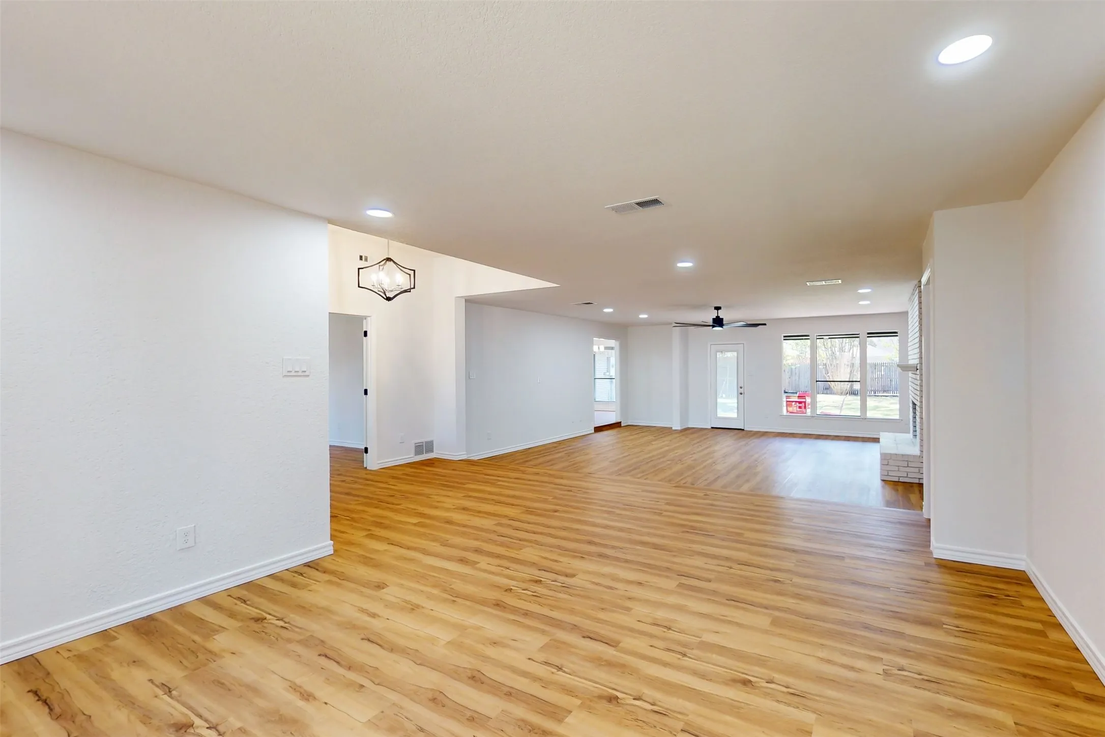 Single Family Residence For Sale in Tarrant County , 6851 Shorecrest Court, Fort Worth, Texas 76132, 4 Bedroom, 3 Bathroom, 2 Garage spaces, 2,849 Sqft, built in 1978, mls#21356265, Real Estate Agent in Fort Worth, Homes For Sale in Tarrant county, Homes For Sale in Fort Worth, Realtor in Fort Worth Texas, Real Estate Brokerage Independent Realty Texas, Luminita Cordes Realtor