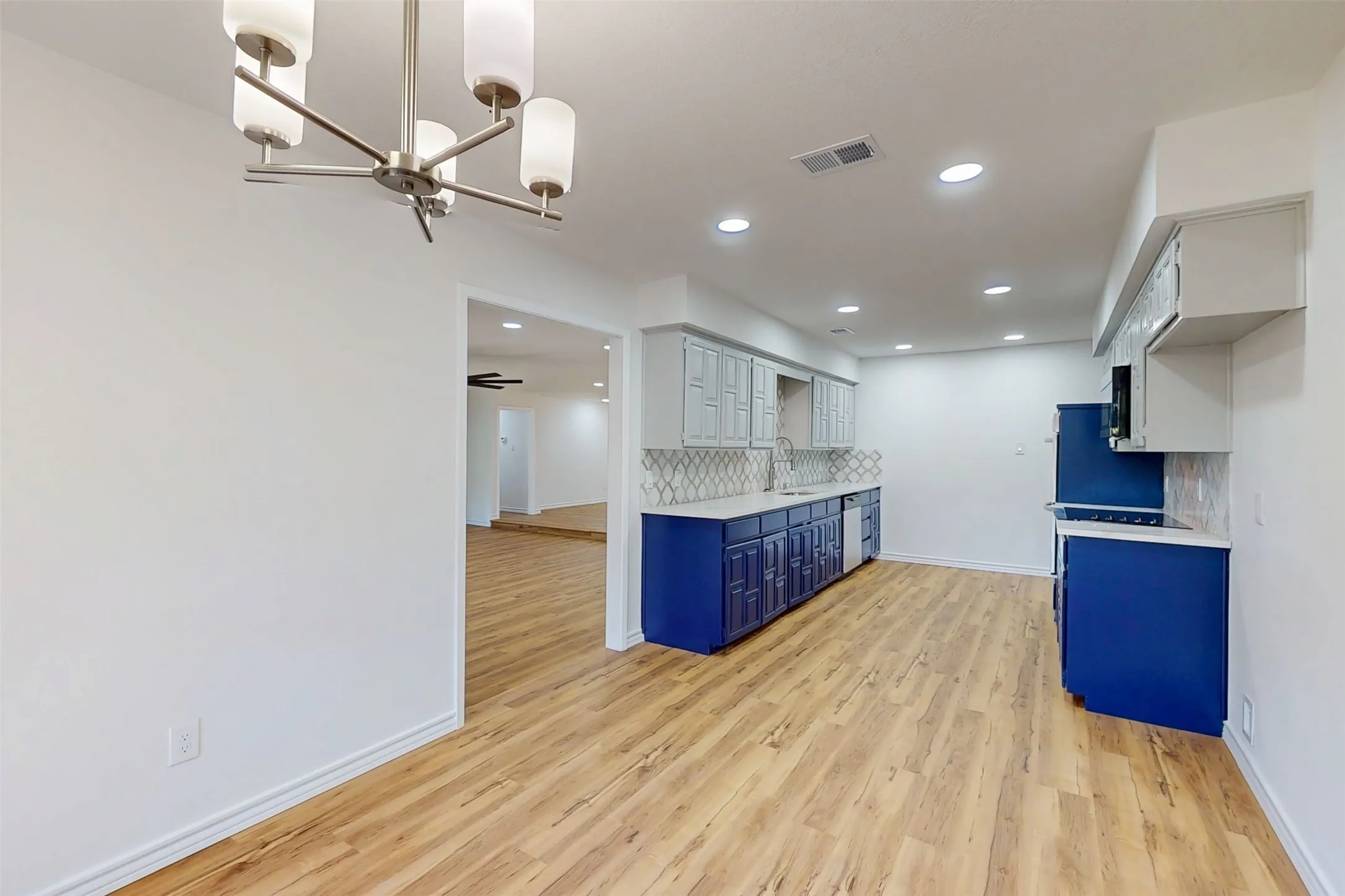 Single Family Residence For Sale in Tarrant County , 6851 Shorecrest Court, Fort Worth, Texas 76132, 4 Bedroom, 3 Bathroom, 2 Garage spaces, 2,849 Sqft, built in 1978, mls#21356265, Real Estate Agent in Fort Worth, Homes For Sale in Tarrant county, Homes For Sale in Fort Worth, Realtor in Fort Worth Texas, Real Estate Brokerage Independent Realty Texas, Luminita Cordes Realtor