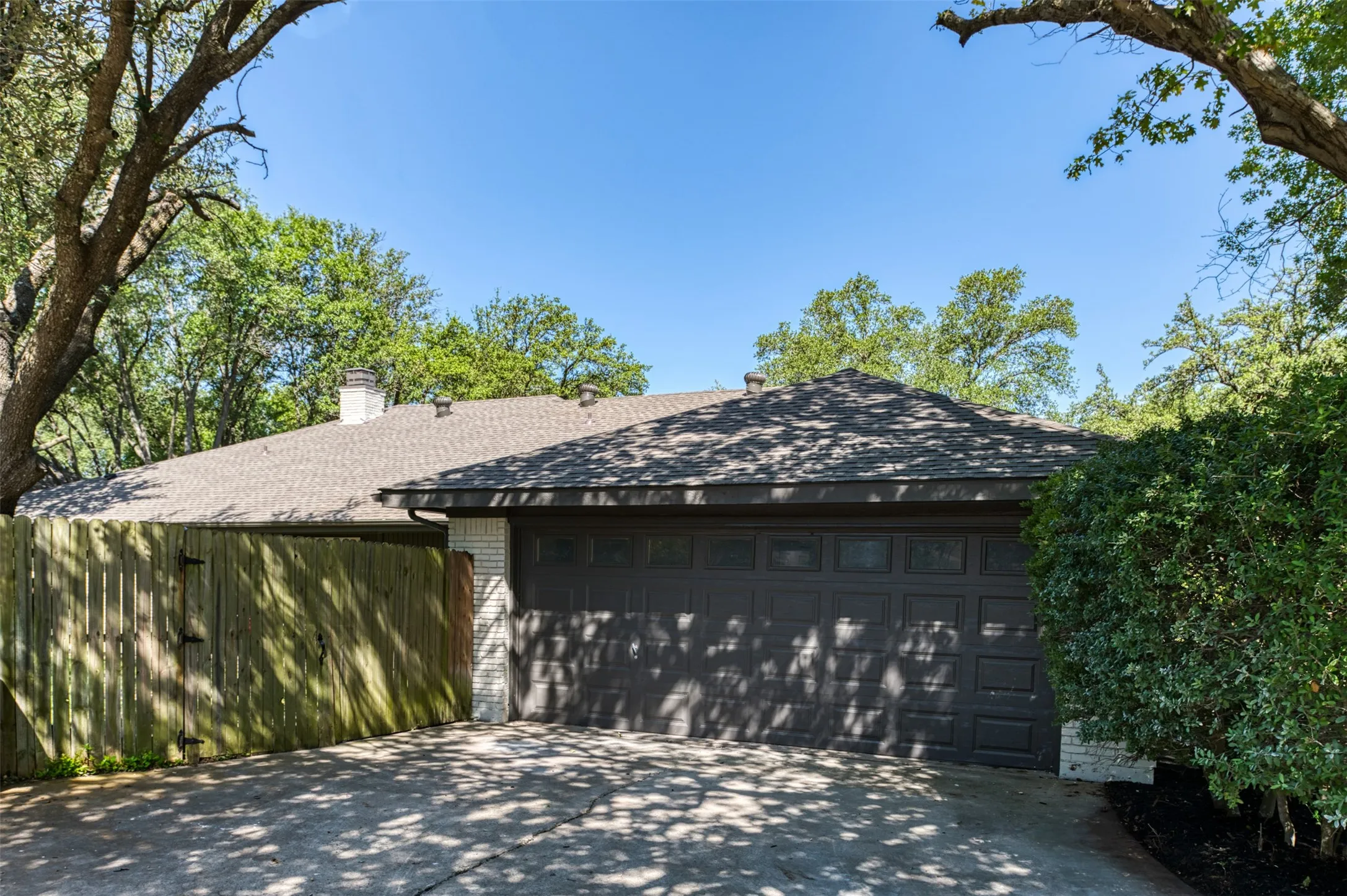Single Family Residence For Sale in Tarrant County , 6851 Shorecrest Court, Fort Worth, Texas 76132, 4 Bedroom, 3 Bathroom, 2 Garage spaces, 2,849 Sqft, built in 1978, mls#21356265, Real Estate Agent in Fort Worth, Homes For Sale in Tarrant county, Homes For Sale in Fort Worth, Realtor in Fort Worth Texas, Real Estate Brokerage Independent Realty Texas, Luminita Cordes Realtor