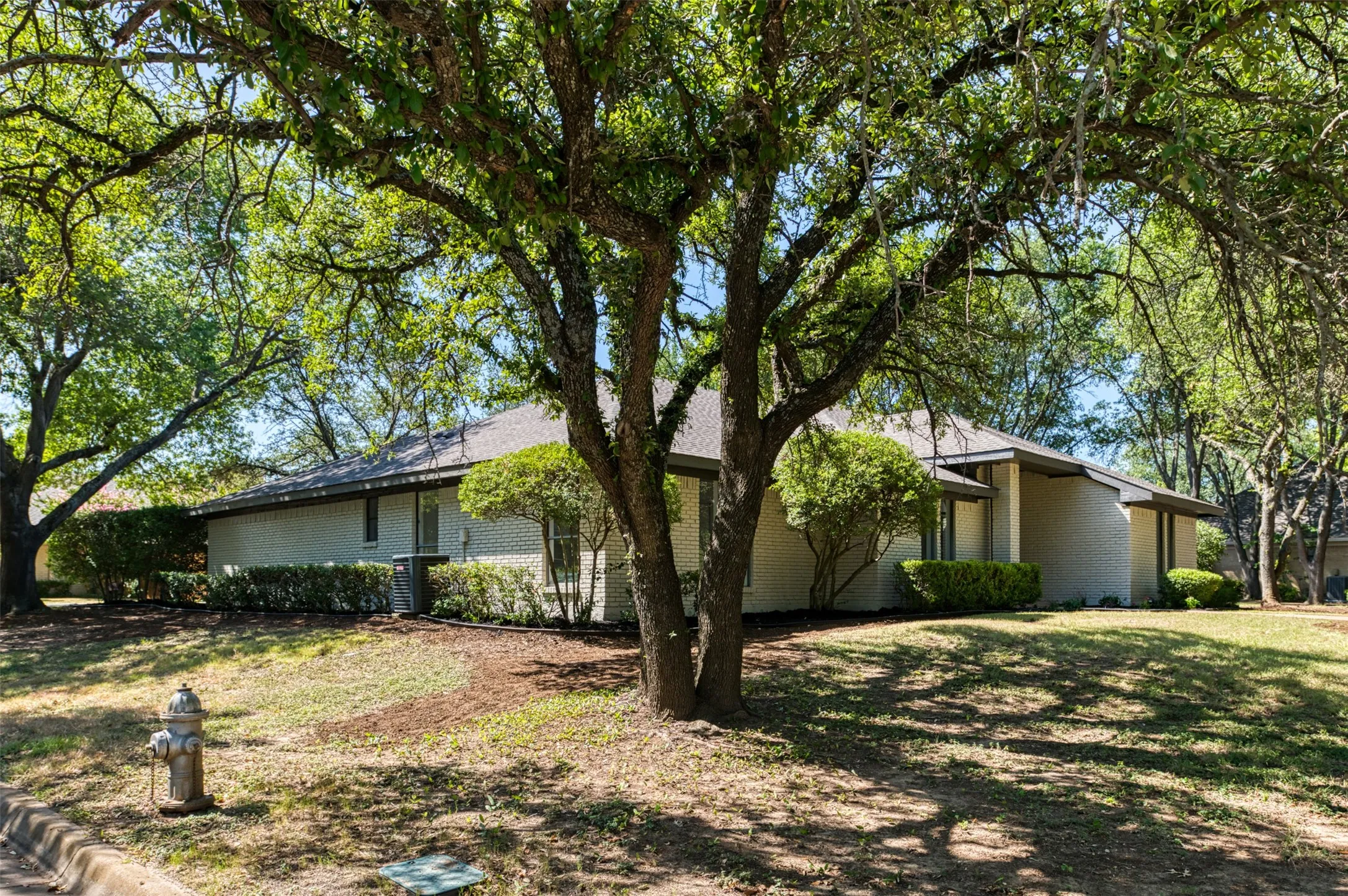Single Family Residence For Sale in Tarrant County , 6851 Shorecrest Court, Fort Worth, Texas 76132, 4 Bedroom, 3 Bathroom, 2 Garage spaces, 2,849 Sqft, built in 1978, mls#21356265, Real Estate Agent in Fort Worth, Homes For Sale in Tarrant county, Homes For Sale in Fort Worth, Realtor in Fort Worth Texas, Real Estate Brokerage Independent Realty Texas, Luminita Cordes Realtor
