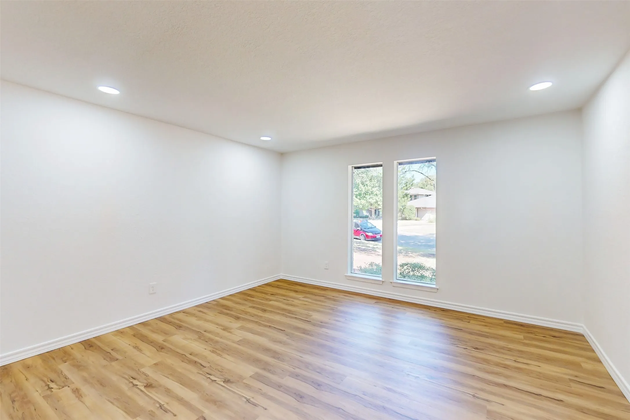 Single Family Residence For Sale in Tarrant County , 6851 Shorecrest Court, Fort Worth, Texas 76132, 4 Bedroom, 3 Bathroom, 2 Garage spaces, 2,849 Sqft, built in 1978, mls#21356265, Real Estate Agent in Fort Worth, Homes For Sale in Tarrant county, Homes For Sale in Fort Worth, Realtor in Fort Worth Texas, Real Estate Brokerage Independent Realty Texas, Luminita Cordes Realtor
