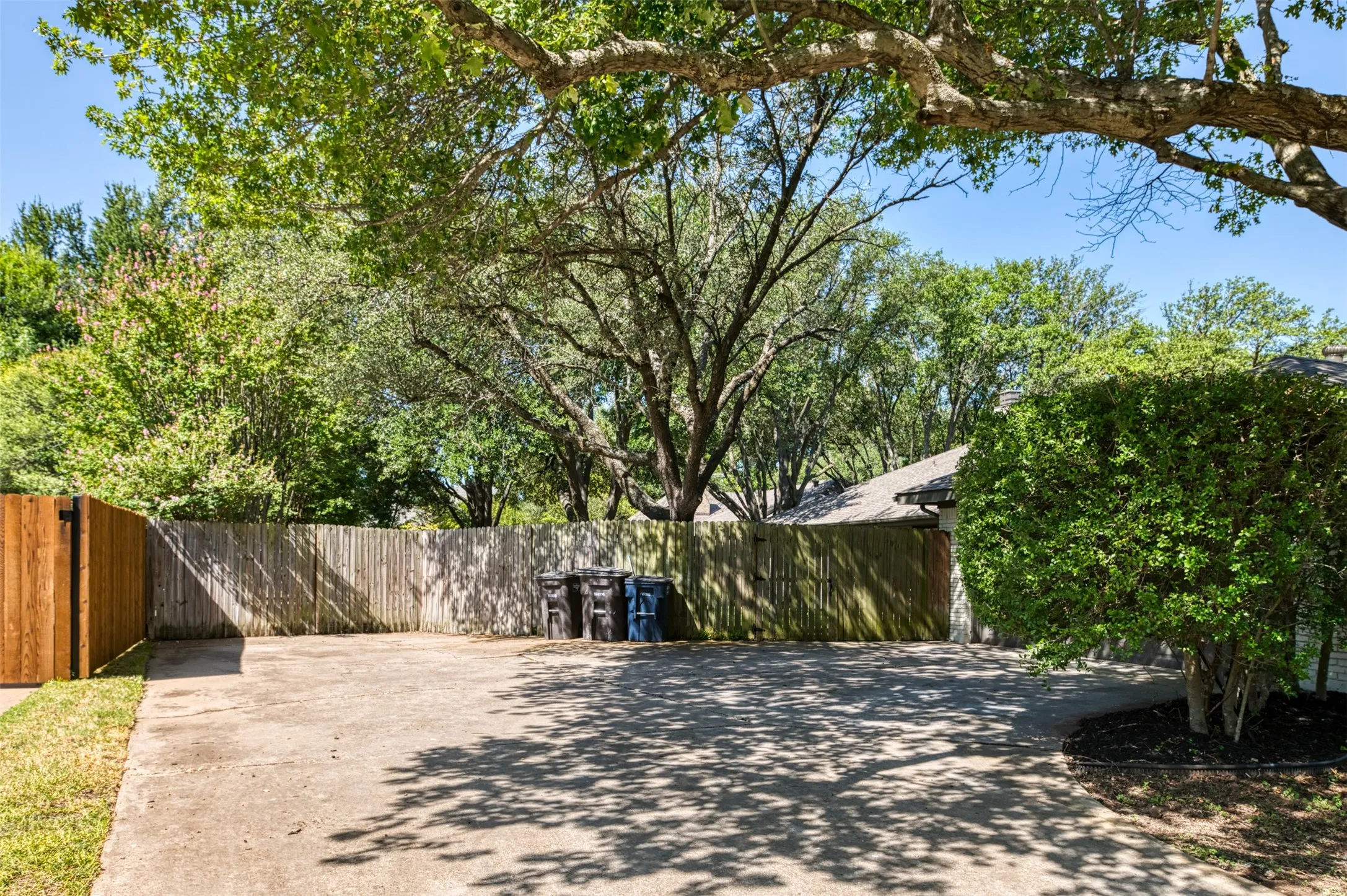 Single Family Residence For Sale in Tarrant County , 6851 Shorecrest Court, Fort Worth, Texas 76132, 4 Bedroom, 3 Bathroom, 2 Garage spaces, 2,849 Sqft, built in 1978, mls#21356265, Real Estate Agent in Fort Worth, Homes For Sale in Tarrant county, Homes For Sale in Fort Worth, Realtor in Fort Worth Texas, Real Estate Brokerage Independent Realty Texas, Luminita Cordes Realtor