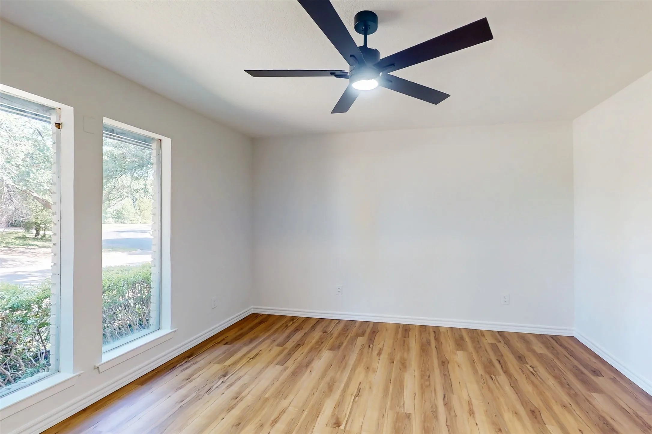 Single Family Residence For Sale in Tarrant County , 6851 Shorecrest Court, Fort Worth, Texas 76132, 4 Bedroom, 3 Bathroom, 2 Garage spaces, 2,849 Sqft, built in 1978, mls#21356265, Real Estate Agent in Fort Worth, Homes For Sale in Tarrant county, Homes For Sale in Fort Worth, Realtor in Fort Worth Texas, Real Estate Brokerage Independent Realty Texas, Luminita Cordes Realtor