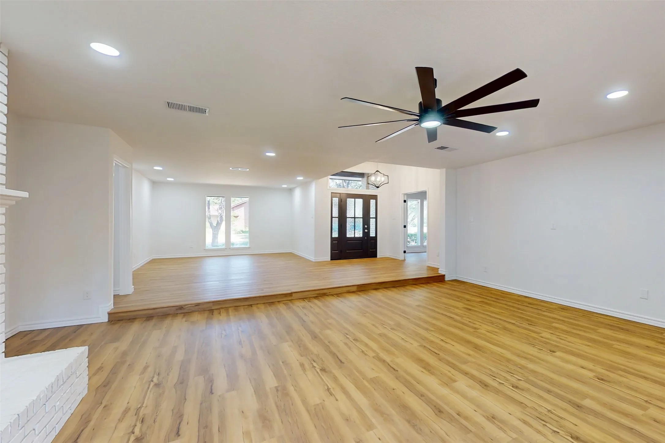 Single Family Residence For Sale in Tarrant County , 6851 Shorecrest Court, Fort Worth, Texas 76132, 4 Bedroom, 3 Bathroom, 2 Garage spaces, 2,849 Sqft, built in 1978, mls#21356265, Real Estate Agent in Fort Worth, Homes For Sale in Tarrant county, Homes For Sale in Fort Worth, Realtor in Fort Worth Texas, Real Estate Brokerage Independent Realty Texas, Luminita Cordes Realtor