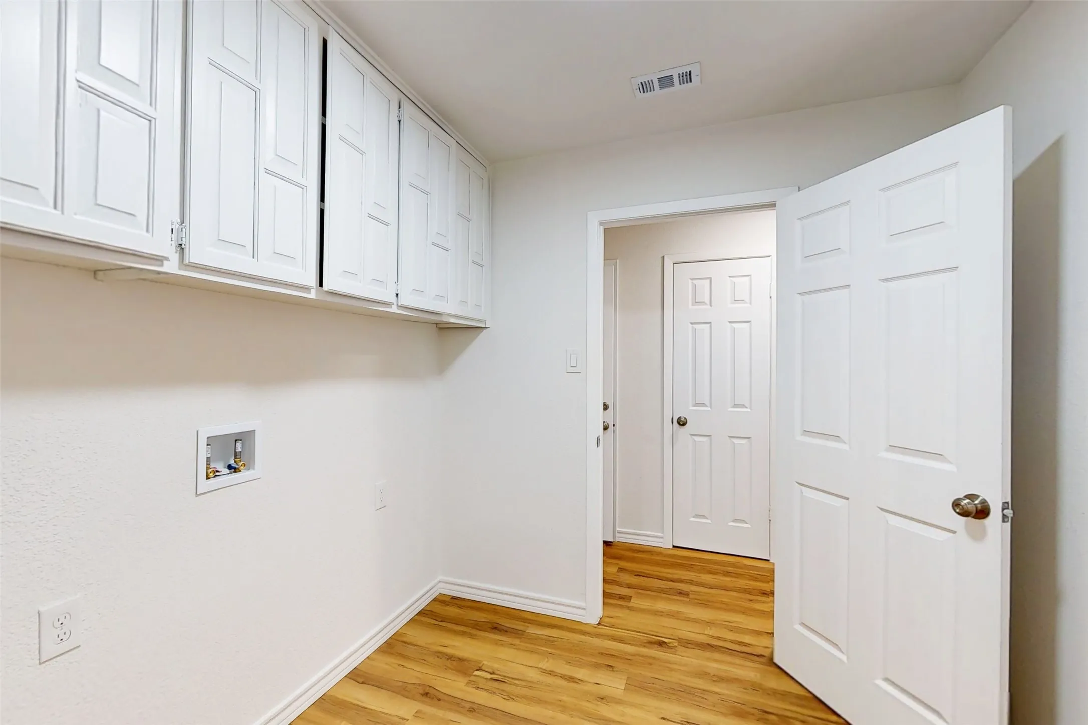 Single Family Residence For Sale in Tarrant County , 6851 Shorecrest Court, Fort Worth, Texas 76132, 4 Bedroom, 3 Bathroom, 2 Garage spaces, 2,849 Sqft, built in 1978, mls#21356265, Real Estate Agent in Fort Worth, Homes For Sale in Tarrant county, Homes For Sale in Fort Worth, Realtor in Fort Worth Texas, Real Estate Brokerage Independent Realty Texas, Luminita Cordes Realtor
