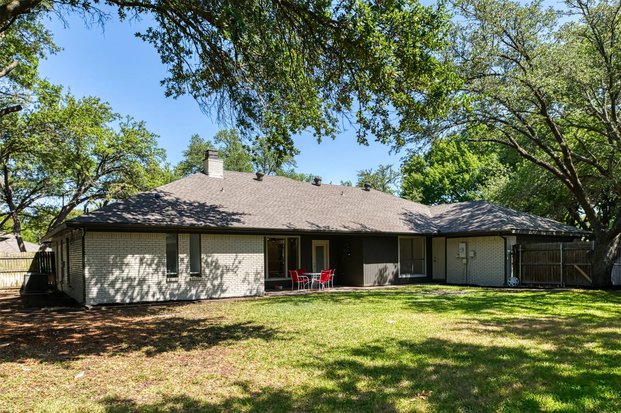 Single Family Residence For Sale in Tarrant County , 6851 Shorecrest Court, Fort Worth, Texas 76132, 4 Bedroom, 3 Bathroom, 2 Garage spaces, 2,849 Sqft, built in 1978, mls#21356265, Real Estate Agent in Fort Worth, Homes For Sale in Tarrant county, Homes For Sale in Fort Worth, Realtor in Fort Worth Texas, Real Estate Brokerage Independent Realty Texas, Luminita Cordes Realtor