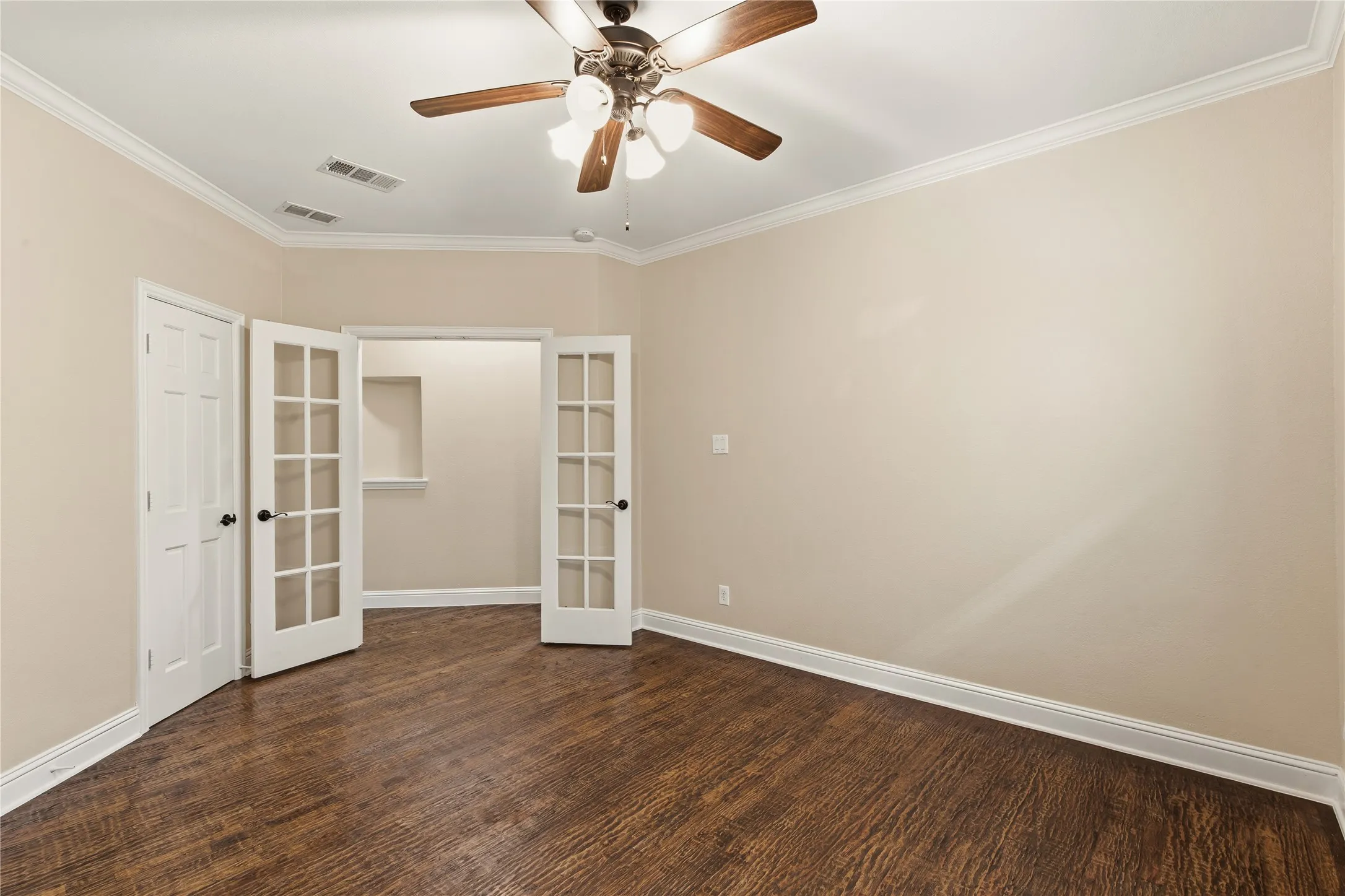 Room featuring wood-finish flooring, a ceiling fan with integrated lighting, and crown molding