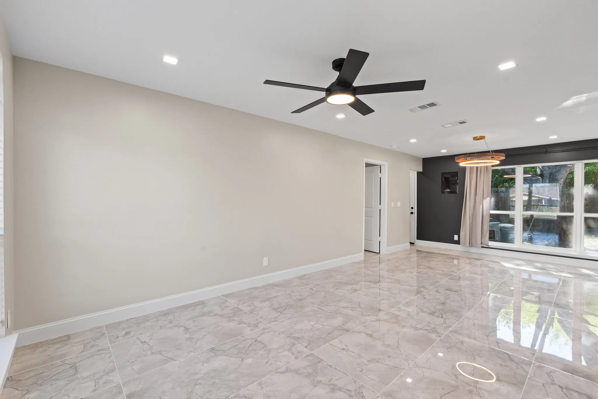 Single Family Residence For Sale in Tarrant County , 6207 Ivy Hill Road, Fort Worth, Texas 76135, 3 Bedroom, 2 Bathroom, Garage spaces, 1,032 Sqft, built in 1963, mls#21363083, Real Estate Agent in Fort Worth, Homes For Sale in Tarrant county, Homes For Sale in Fort Worth, Realtor in Fort Worth Texas, Real Estate Brokerage Independent Realty Texas, Luminita Cordes Realtor