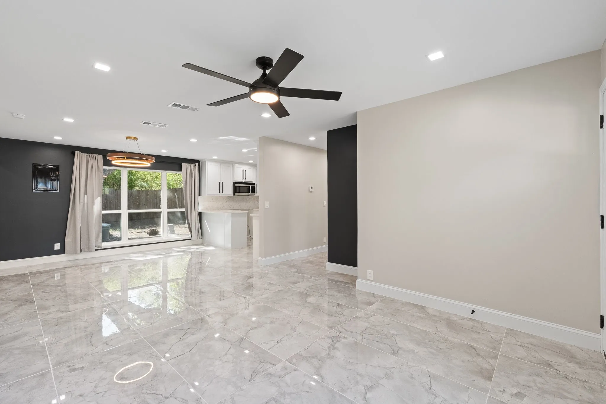 Single Family Residence For Sale in Tarrant County , 6207 Ivy Hill Road, Fort Worth, Texas 76135, 3 Bedroom, 2 Bathroom, Garage spaces, 1,032 Sqft, built in 1963, mls#21363083, Real Estate Agent in Fort Worth, Homes For Sale in Tarrant county, Homes For Sale in Fort Worth, Realtor in Fort Worth Texas, Real Estate Brokerage Independent Realty Texas, Luminita Cordes Realtor
