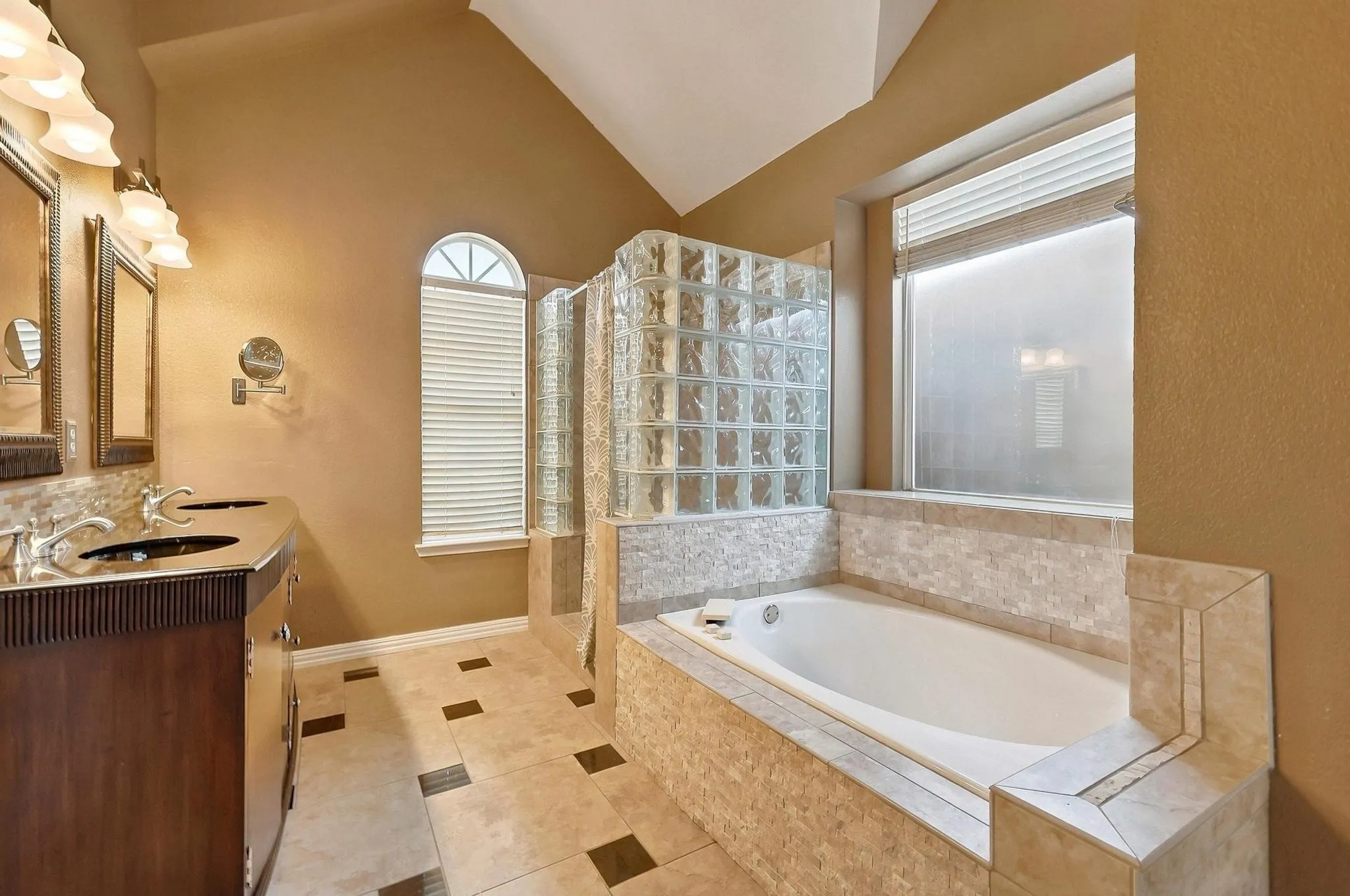 Single Family Residence For Sale in Denton County , 1512 Brewster Drive, Carrollton, Texas 75010, 3 Bedroom, 3 Bathroom, 2 Garage spaces, 2,513 Sqft, built in 1999, mls#21365590, Real Estate Agent in Carrollton, Homes For Sale in Denton county, Homes For Sale in Carrollton, Realtor in Carrollton Texas, Real Estate Brokerage Independent Realty Texas, Luminita Cordes Realtor