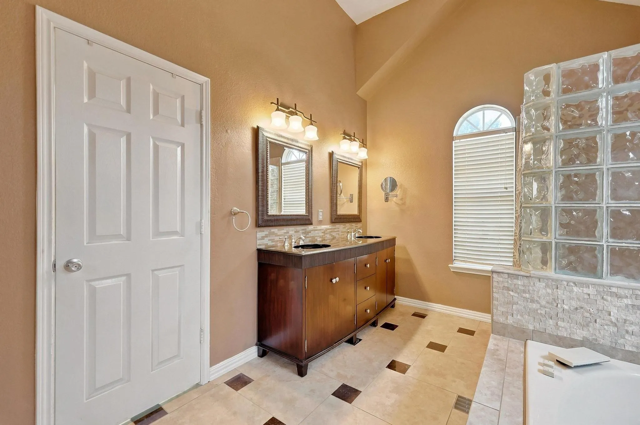 Single Family Residence For Sale in Denton County , 1512 Brewster Drive, Carrollton, Texas 75010, 3 Bedroom, 3 Bathroom, 2 Garage spaces, 2,513 Sqft, built in 1999, mls#21365590, Real Estate Agent in Carrollton, Homes For Sale in Denton county, Homes For Sale in Carrollton, Realtor in Carrollton Texas, Real Estate Brokerage Independent Realty Texas, Luminita Cordes Realtor