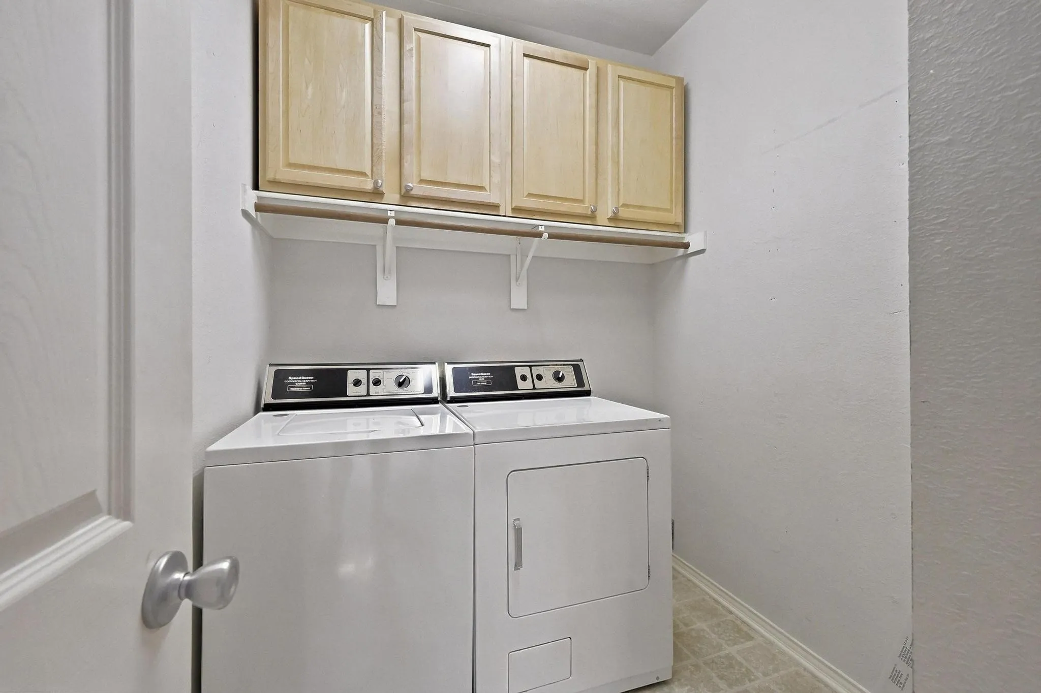 Single Family Residence For Sale in Denton County , 1512 Brewster Drive, Carrollton, Texas 75010, 3 Bedroom, 3 Bathroom, 2 Garage spaces, 2,513 Sqft, built in 1999, mls#21365590, Real Estate Agent in Carrollton, Homes For Sale in Denton county, Homes For Sale in Carrollton, Realtor in Carrollton Texas, Real Estate Brokerage Independent Realty Texas, Luminita Cordes Realtor