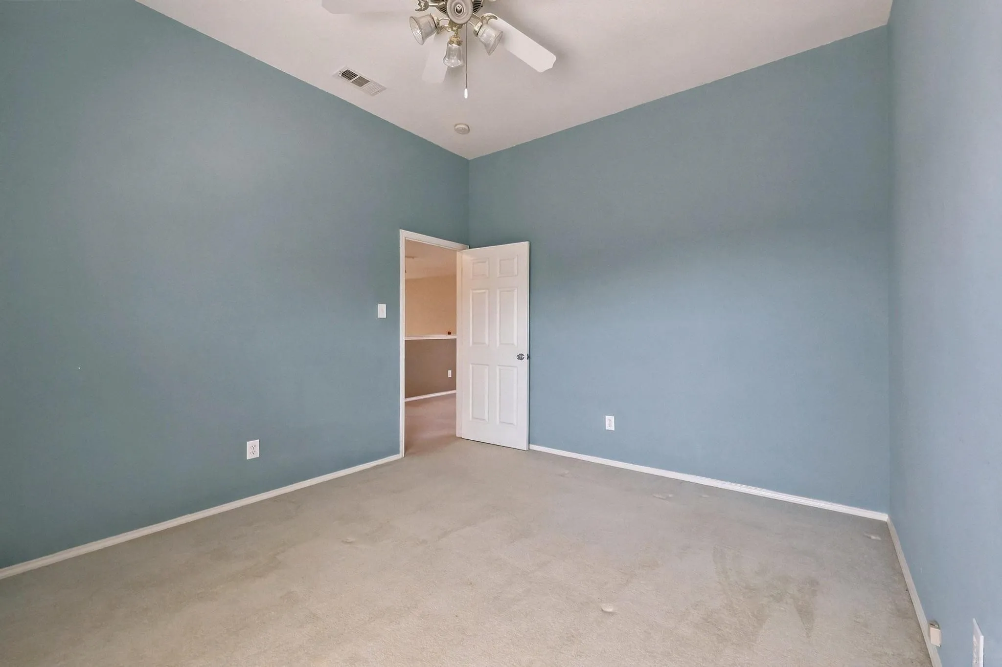 Single Family Residence For Sale in Denton County , 1512 Brewster Drive, Carrollton, Texas 75010, 3 Bedroom, 3 Bathroom, 2 Garage spaces, 2,513 Sqft, built in 1999, mls#21365590, Real Estate Agent in Carrollton, Homes For Sale in Denton county, Homes For Sale in Carrollton, Realtor in Carrollton Texas, Real Estate Brokerage Independent Realty Texas, Luminita Cordes Realtor