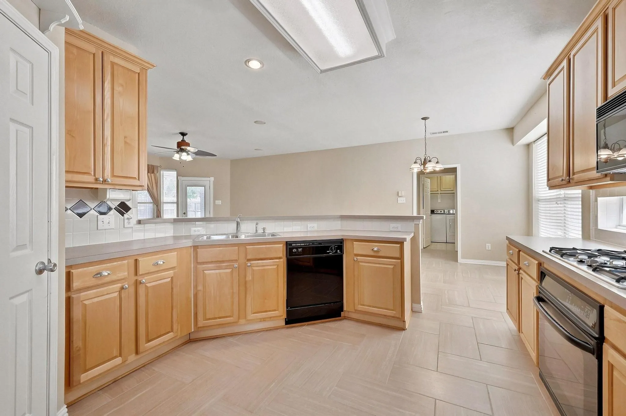 Single Family Residence For Sale in Denton County , 1512 Brewster Drive, Carrollton, Texas 75010, 3 Bedroom, 3 Bathroom, 2 Garage spaces, 2,513 Sqft, built in 1999, mls#21365590, Real Estate Agent in Carrollton, Homes For Sale in Denton county, Homes For Sale in Carrollton, Realtor in Carrollton Texas, Real Estate Brokerage Independent Realty Texas, Luminita Cordes Realtor