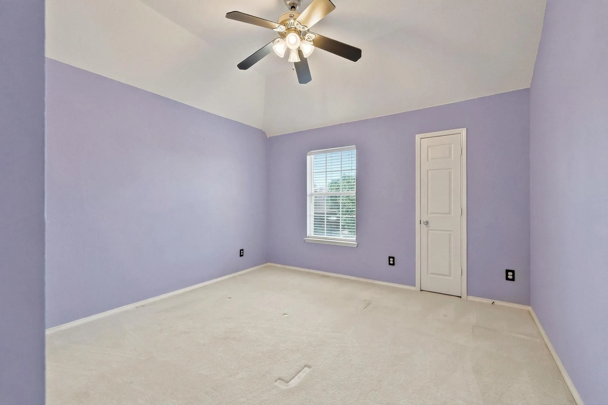 Single Family Residence For Sale in Denton County , 1512 Brewster Drive, Carrollton, Texas 75010, 3 Bedroom, 3 Bathroom, 2 Garage spaces, 2,513 Sqft, built in 1999, mls#21365590, Real Estate Agent in Carrollton, Homes For Sale in Denton county, Homes For Sale in Carrollton, Realtor in Carrollton Texas, Real Estate Brokerage Independent Realty Texas, Luminita Cordes Realtor