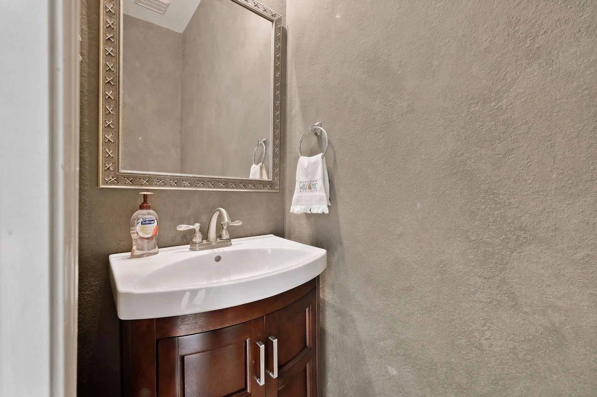 Single Family Residence For Sale in Denton County , 1512 Brewster Drive, Carrollton, Texas 75010, 3 Bedroom, 3 Bathroom, 2 Garage spaces, 2,513 Sqft, built in 1999, mls#21365590, Real Estate Agent in Carrollton, Homes For Sale in Denton county, Homes For Sale in Carrollton, Realtor in Carrollton Texas, Real Estate Brokerage Independent Realty Texas, Luminita Cordes Realtor