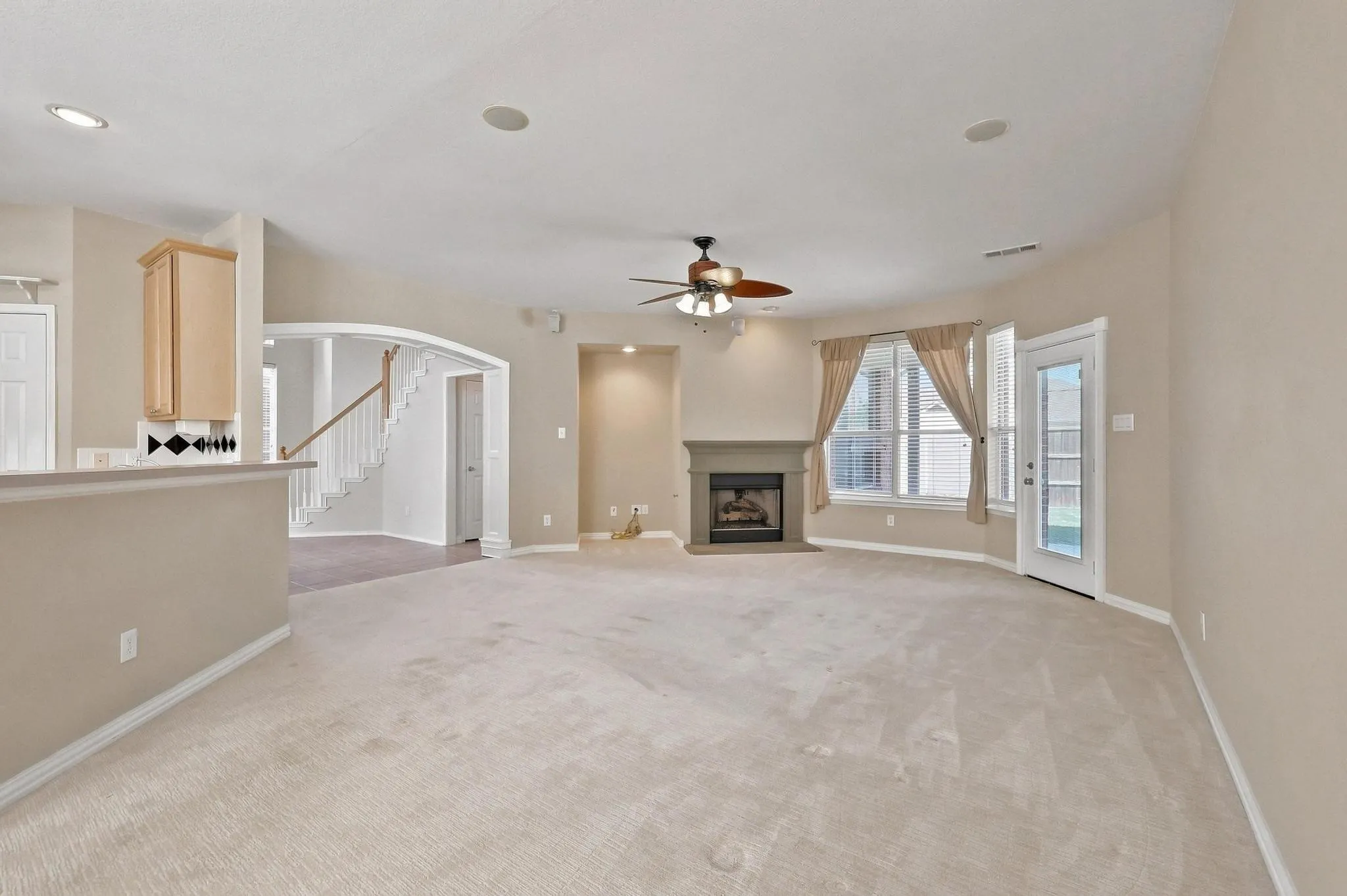 Single Family Residence For Sale in Denton County , 1512 Brewster Drive, Carrollton, Texas 75010, 3 Bedroom, 3 Bathroom, 2 Garage spaces, 2,513 Sqft, built in 1999, mls#21365590, Real Estate Agent in Carrollton, Homes For Sale in Denton county, Homes For Sale in Carrollton, Realtor in Carrollton Texas, Real Estate Brokerage Independent Realty Texas, Luminita Cordes Realtor