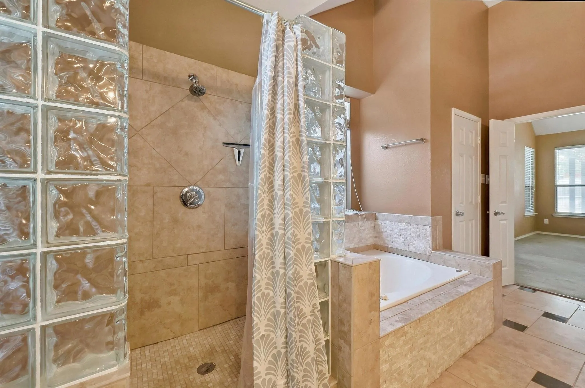 Single Family Residence For Sale in Denton County , 1512 Brewster Drive, Carrollton, Texas 75010, 3 Bedroom, 3 Bathroom, 2 Garage spaces, 2,513 Sqft, built in 1999, mls#21365590, Real Estate Agent in Carrollton, Homes For Sale in Denton county, Homes For Sale in Carrollton, Realtor in Carrollton Texas, Real Estate Brokerage Independent Realty Texas, Luminita Cordes Realtor