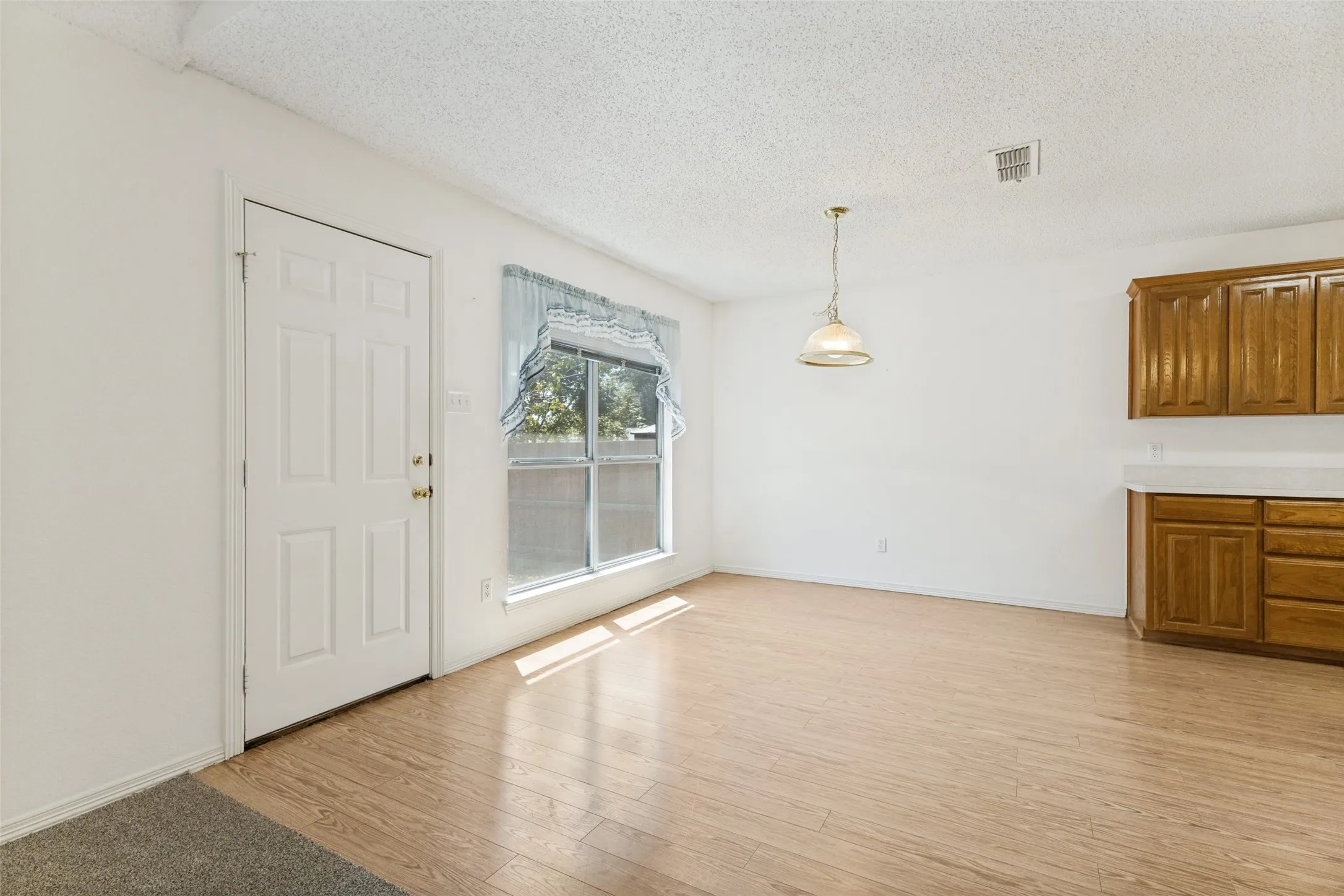 Single Family Residence For Sale in Tarrant County , 8104 Berkshire Drive, Fort Worth, Texas 76137, 4 Bedroom, 2 Bathroom, 2 Garage spaces, 1,959 Sqft, built in 1998, mls#21366518, Real Estate Agent in Fort Worth, Homes For Sale in Tarrant county, Homes For Sale in Fort Worth, Realtor in Fort Worth Texas, Real Estate Brokerage Independent Realty Texas, Luminita Cordes Realtor