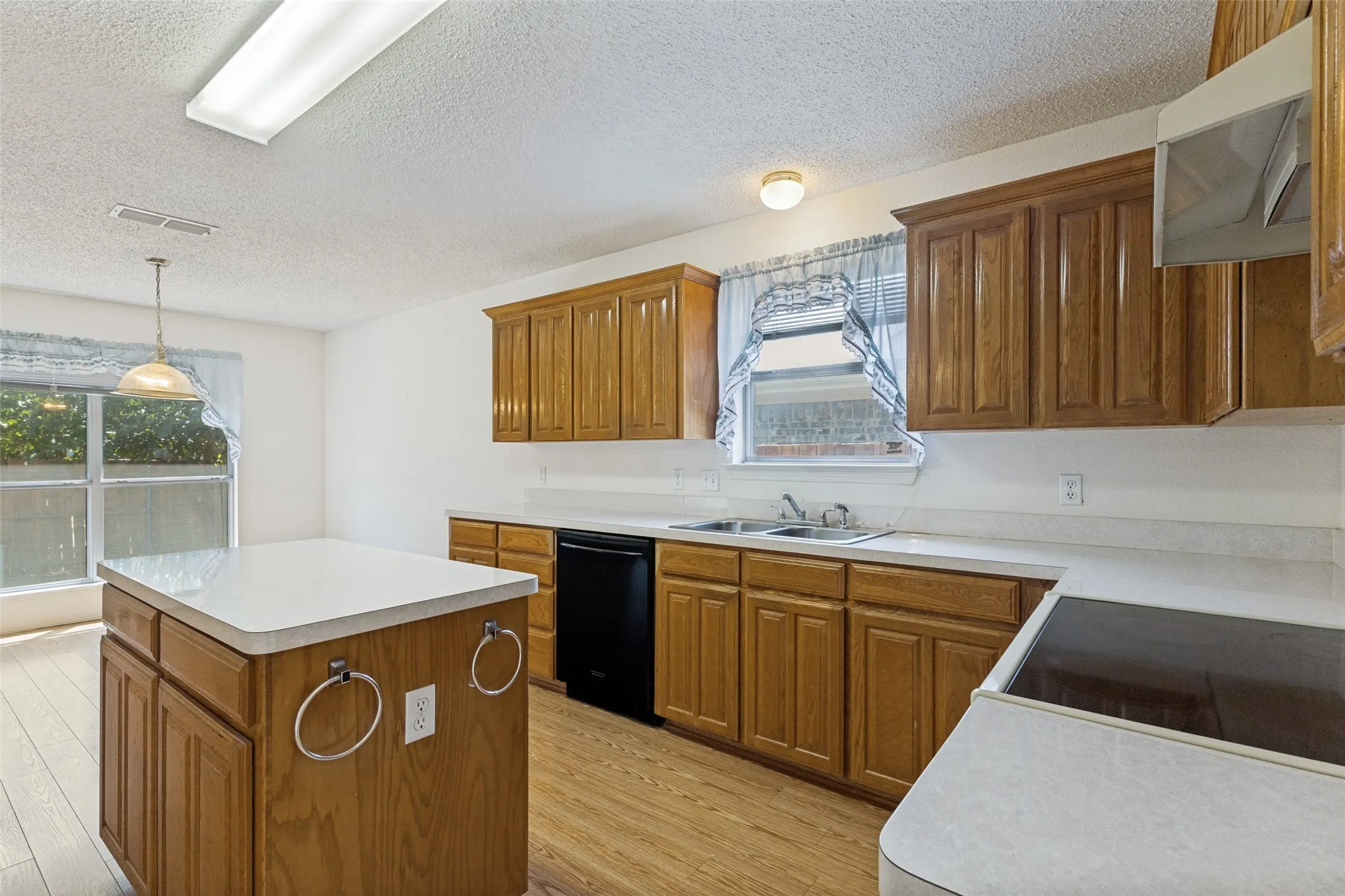 Single Family Residence For Sale in Tarrant County , 8104 Berkshire Drive, Fort Worth, Texas 76137, 4 Bedroom, 2 Bathroom, 2 Garage spaces, 1,959 Sqft, built in 1998, mls#21366518, Real Estate Agent in Fort Worth, Homes For Sale in Tarrant county, Homes For Sale in Fort Worth, Realtor in Fort Worth Texas, Real Estate Brokerage Independent Realty Texas, Luminita Cordes Realtor